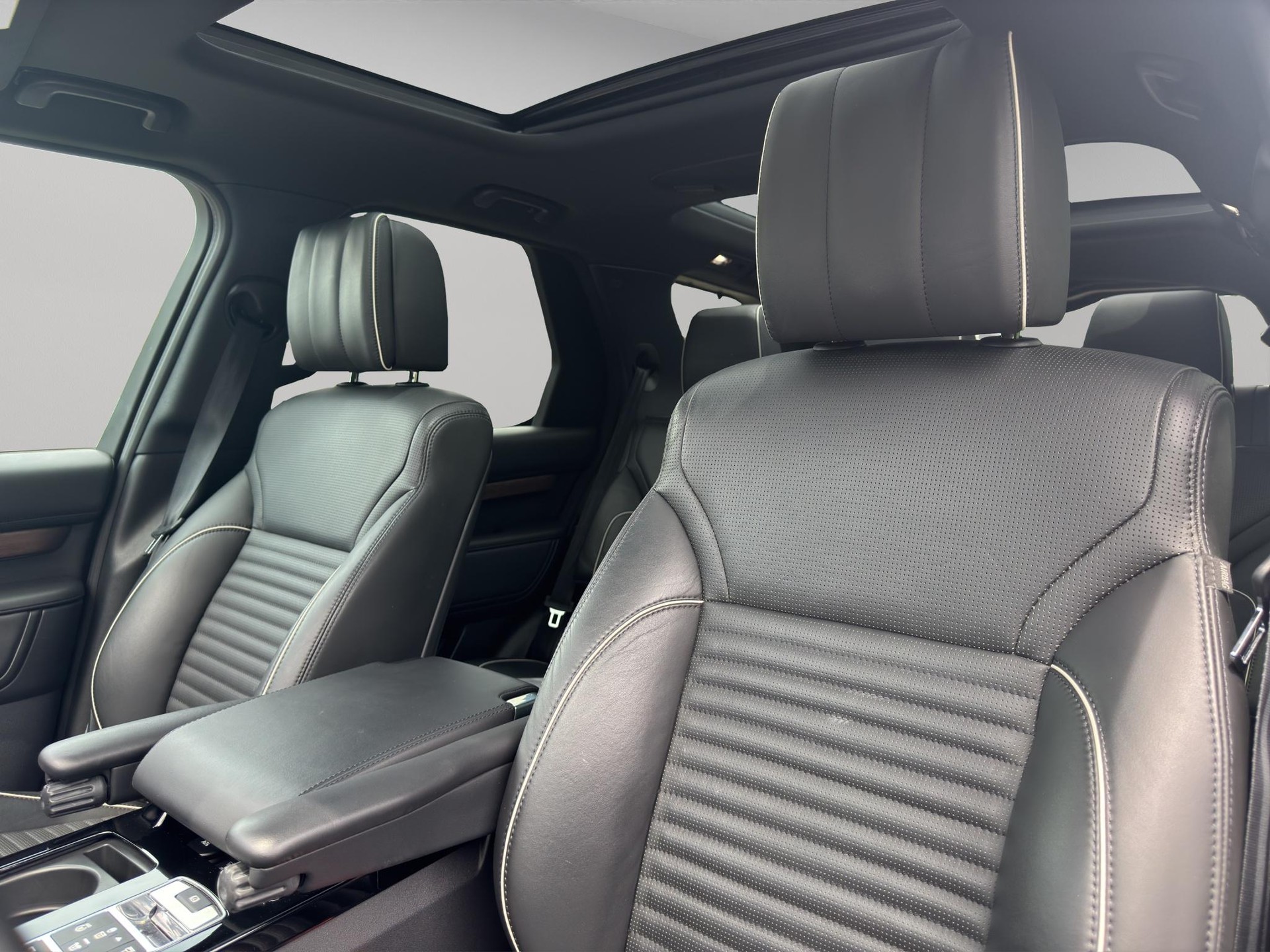 LAND ROVER Discovery 3.0 SDV6 HSE Luxury-showroom-element-2