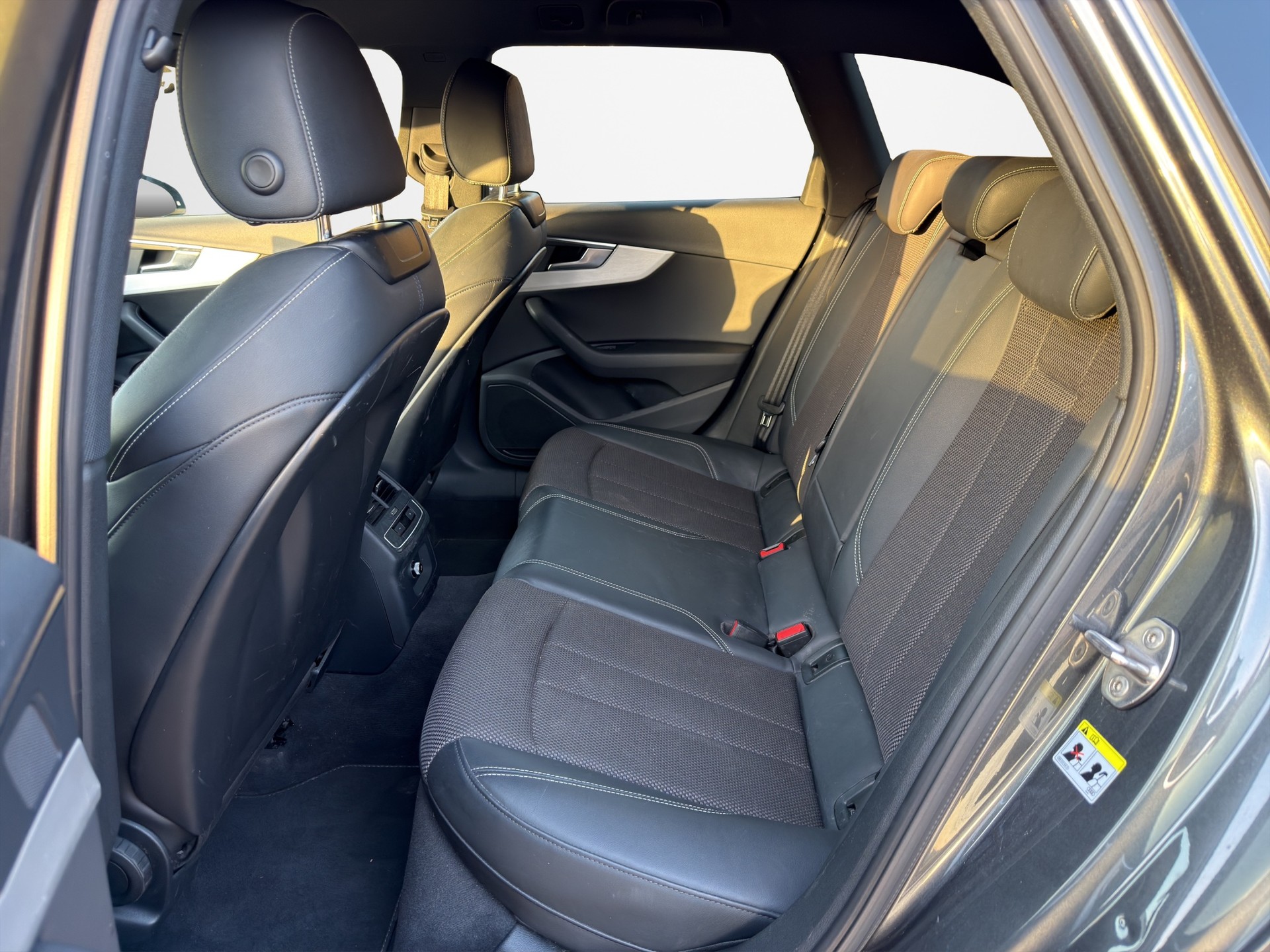 AUDI A4 Avant 35 TDI Sport S-tronic-image-11