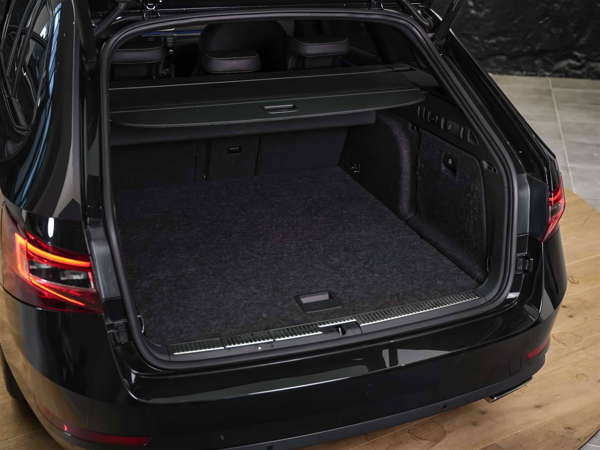 SKODA Superb Combi 2.0 TSI Sport Line DSG 4x4-image-47