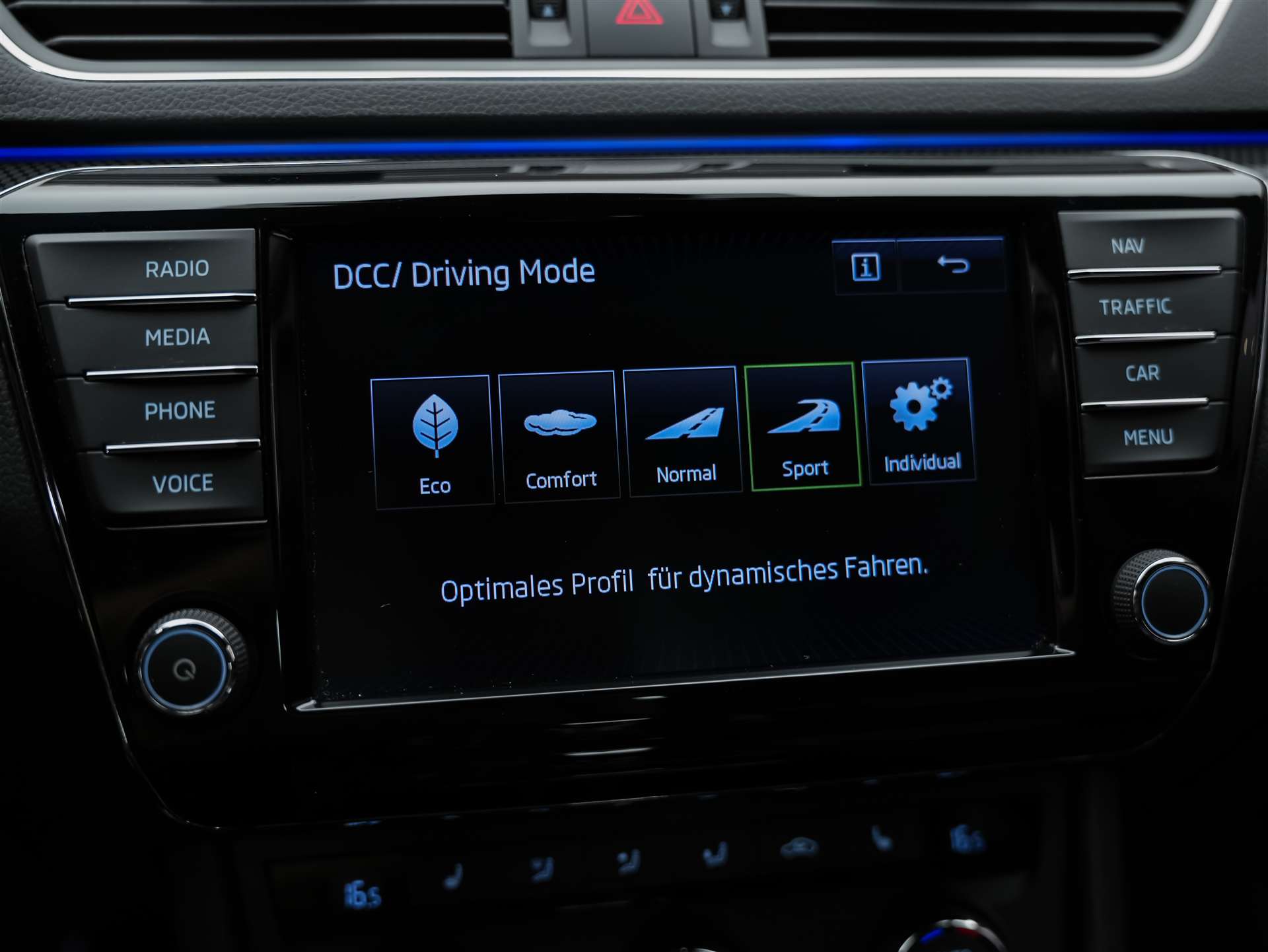 SKODA Superb Combi 2.0 TSI Sport Line DSG 4x4-image-43