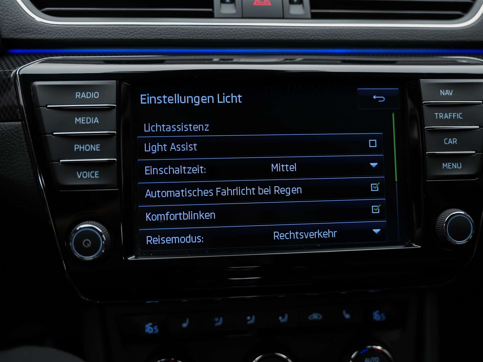 SKODA Superb Combi 2.0 TSI Sport Line DSG 4x4-image-36