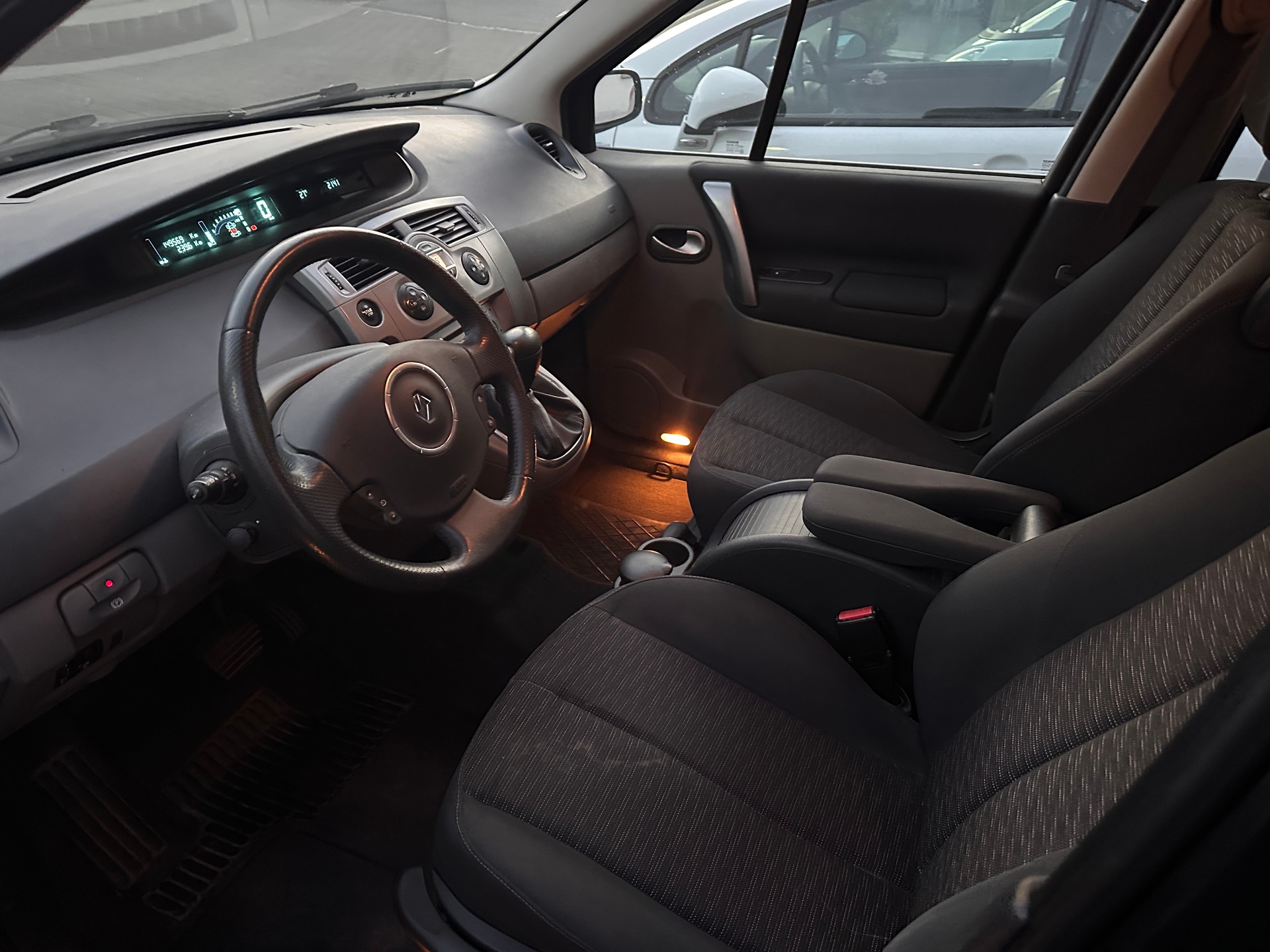 RENAULT Grand Scénic 2.0 16V Fairway Automatic-image-13