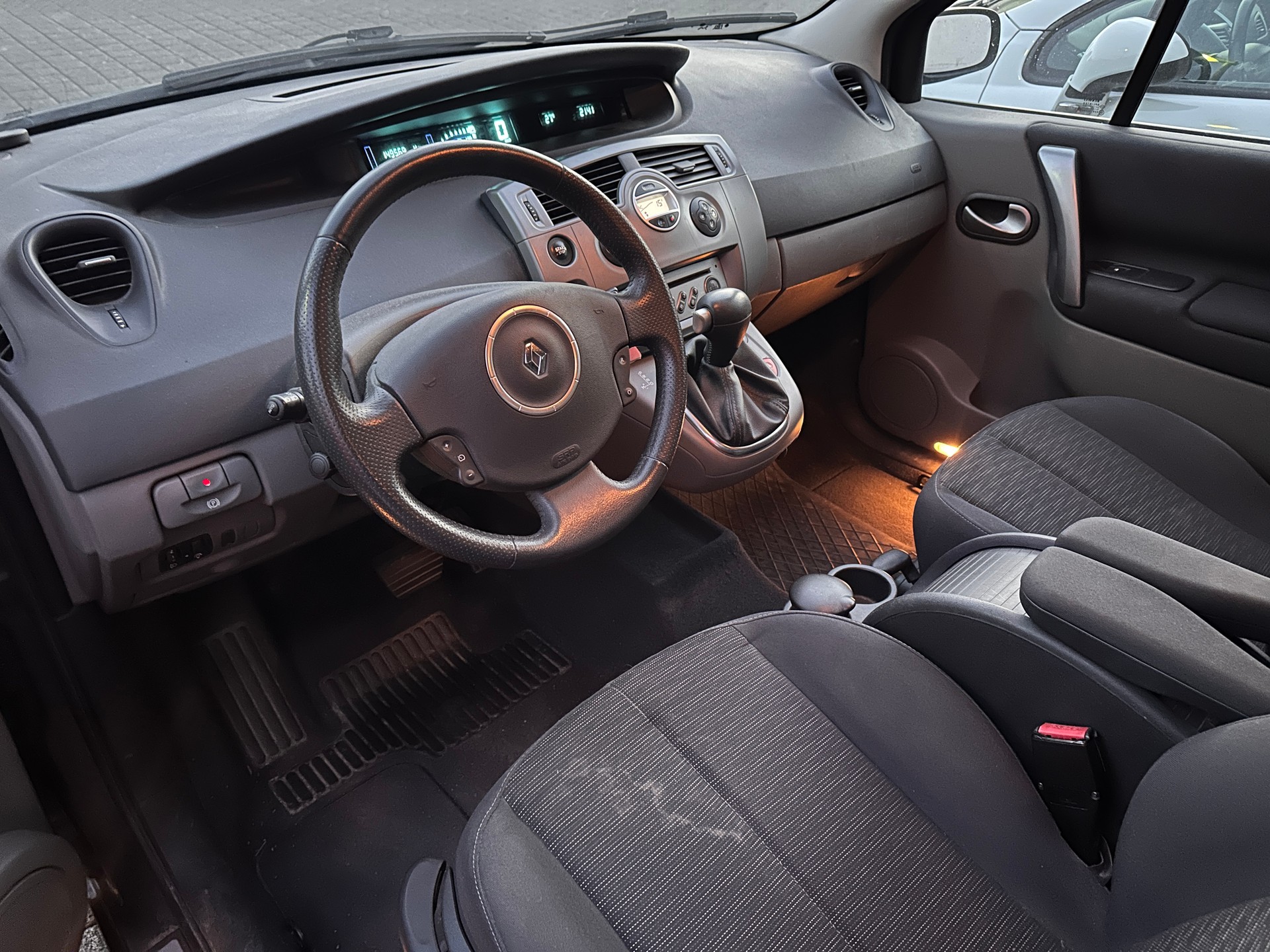 RENAULT Grand Scénic 2.0 16V Fairway Automatic-image-11