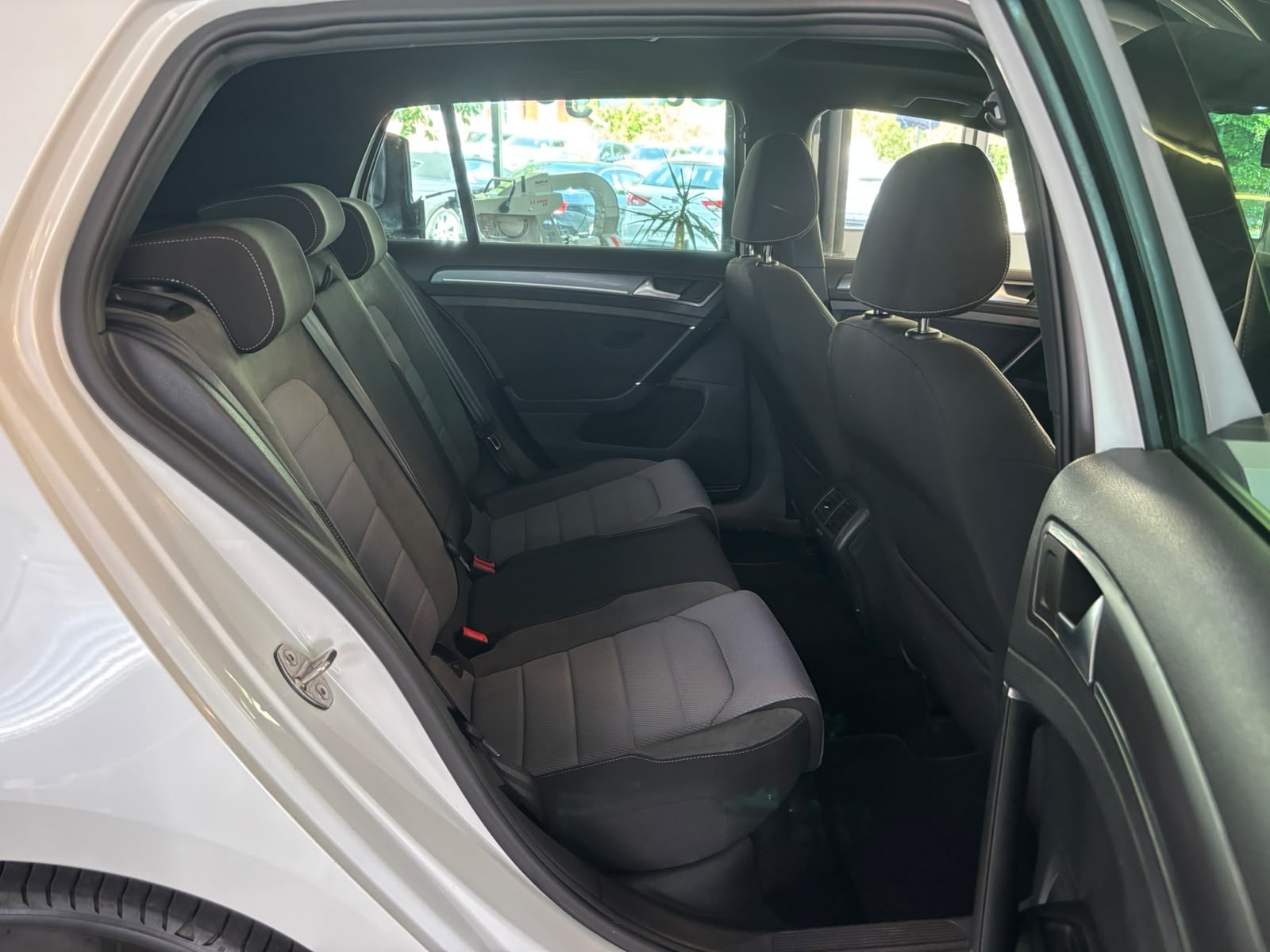 VW Golf 1.4 TSI Lounge R-Line DSG-image-10