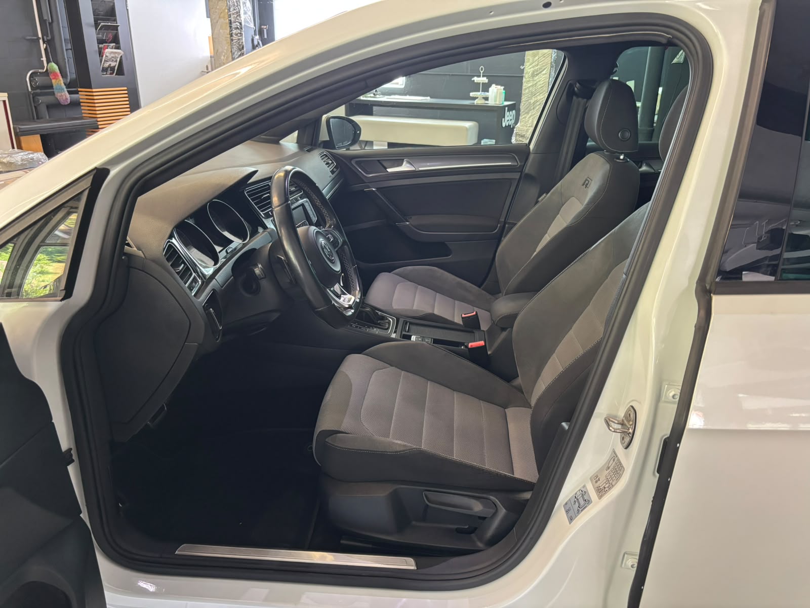 VW Golf 1.4 TSI Lounge R-Line DSG-image-7