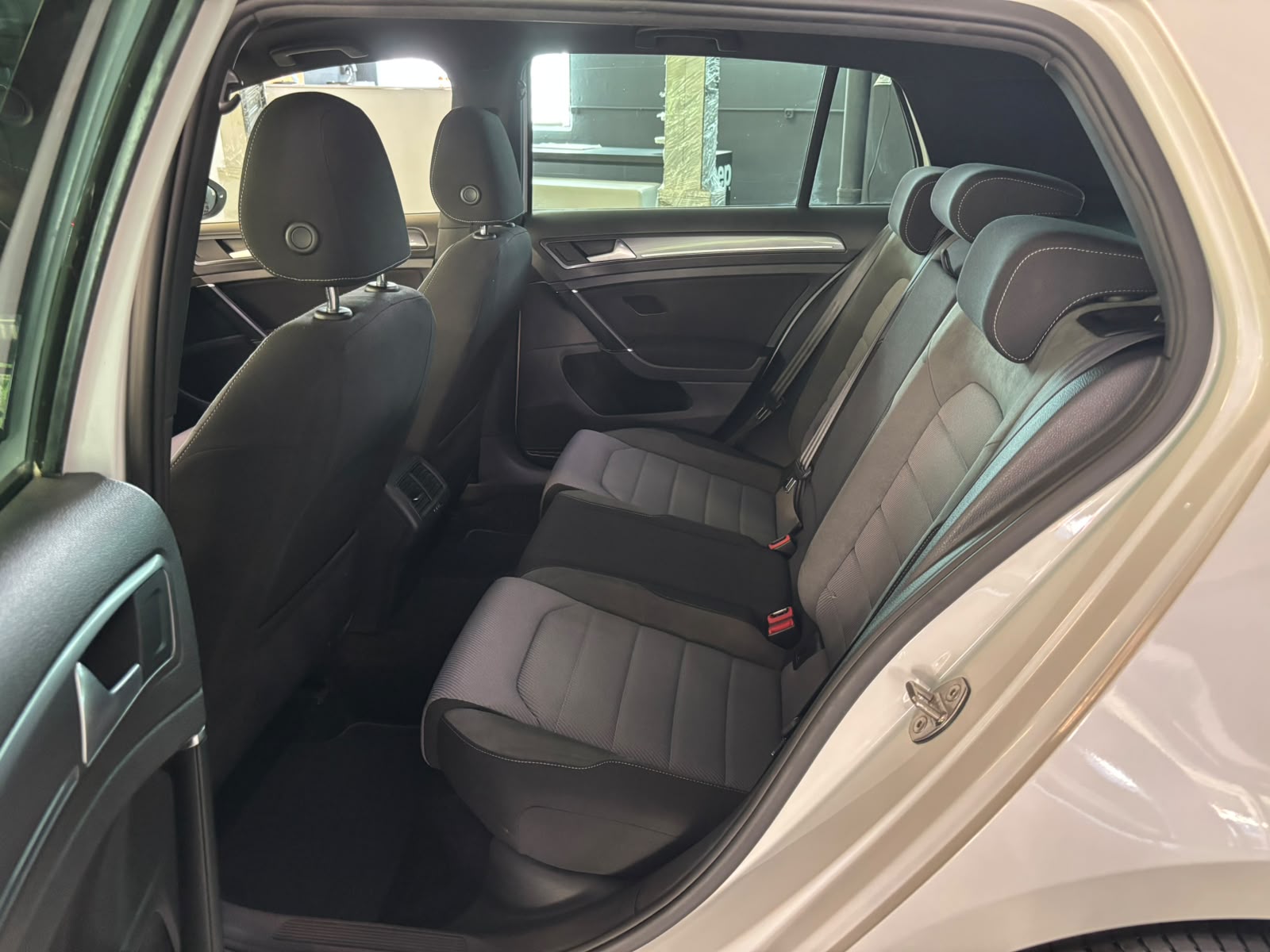 VW Golf 1.4 TSI Lounge R-Line DSG-image-9