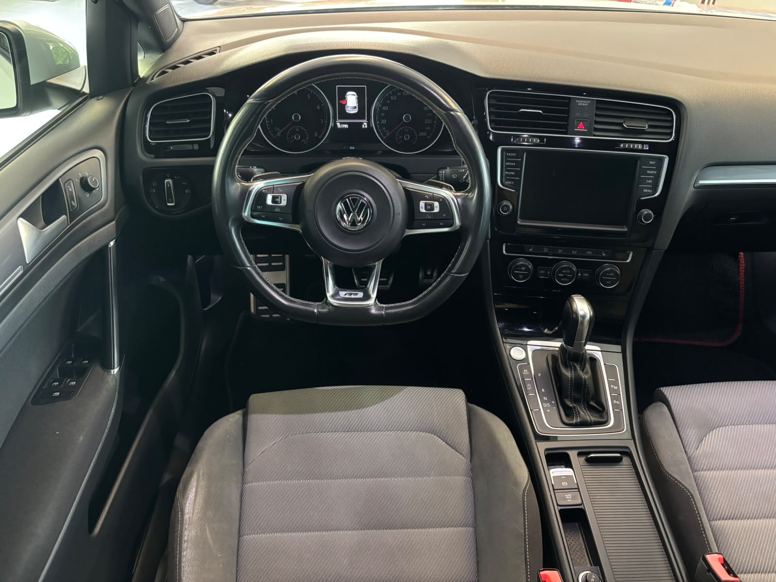 VW Golf 1.4 TSI Lounge R-Line DSG-image-8