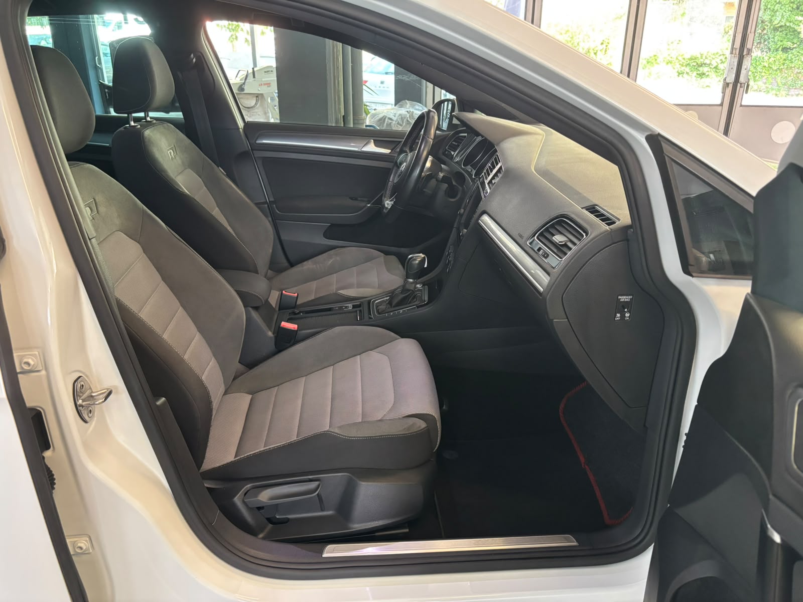 VW Golf 1.4 TSI Lounge R-Line DSG-image-6