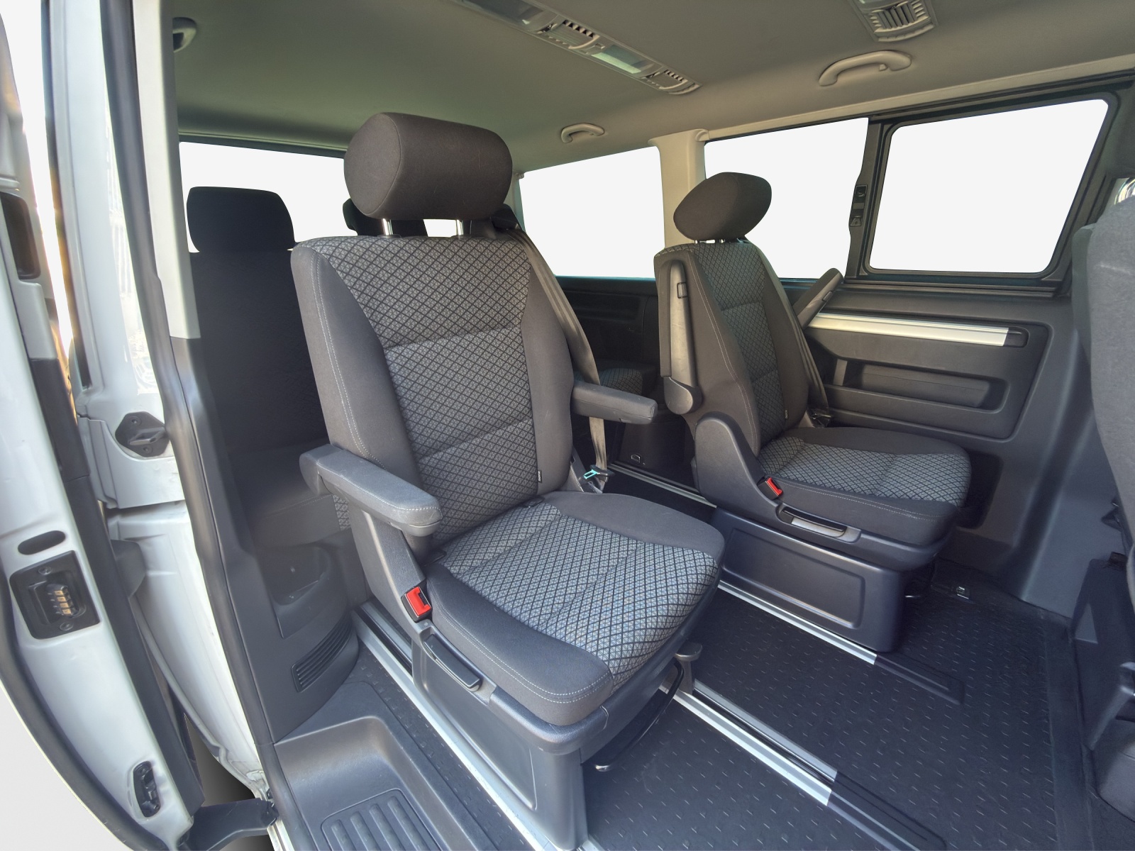 VW T6.1 Multivan 2.0 TDI Trendline Liberty DSG-image-15
