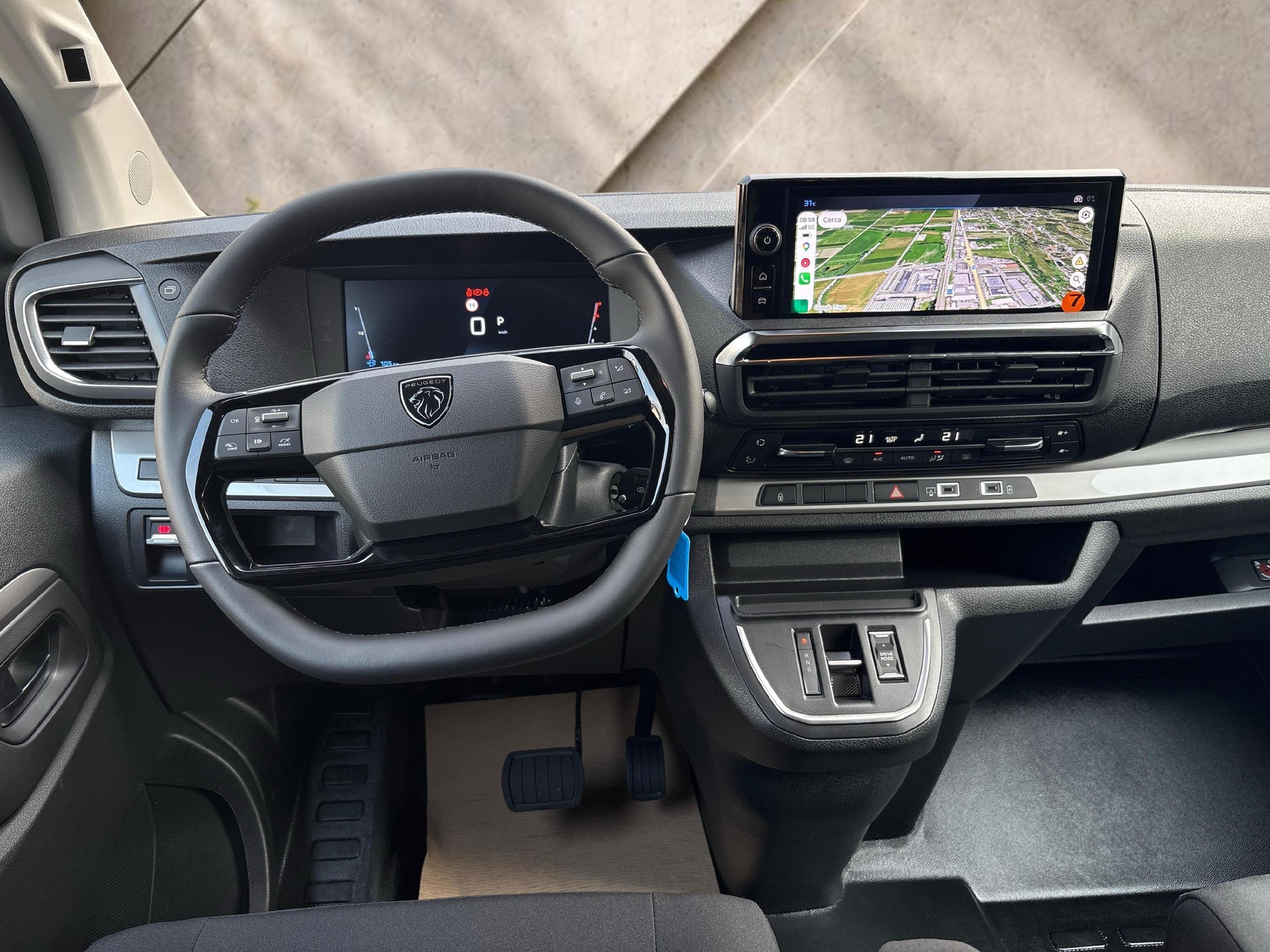PEUGEOT Traveller Standard 2.2 BlueHDi 180 Family Edition S/S-image-8