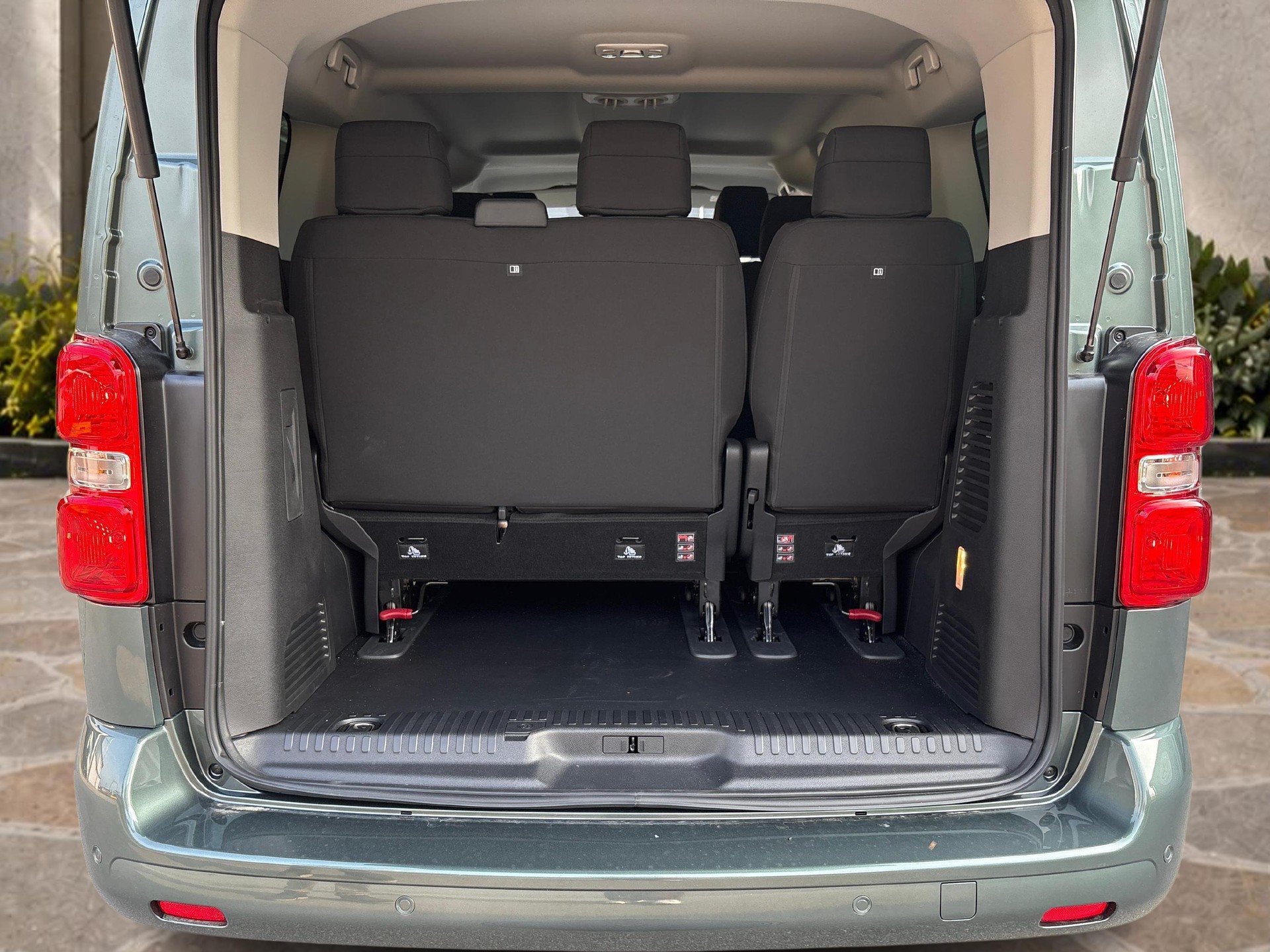 PEUGEOT Traveller Standard 2.2 BlueHDi 180 Family Edition S/S-image-11