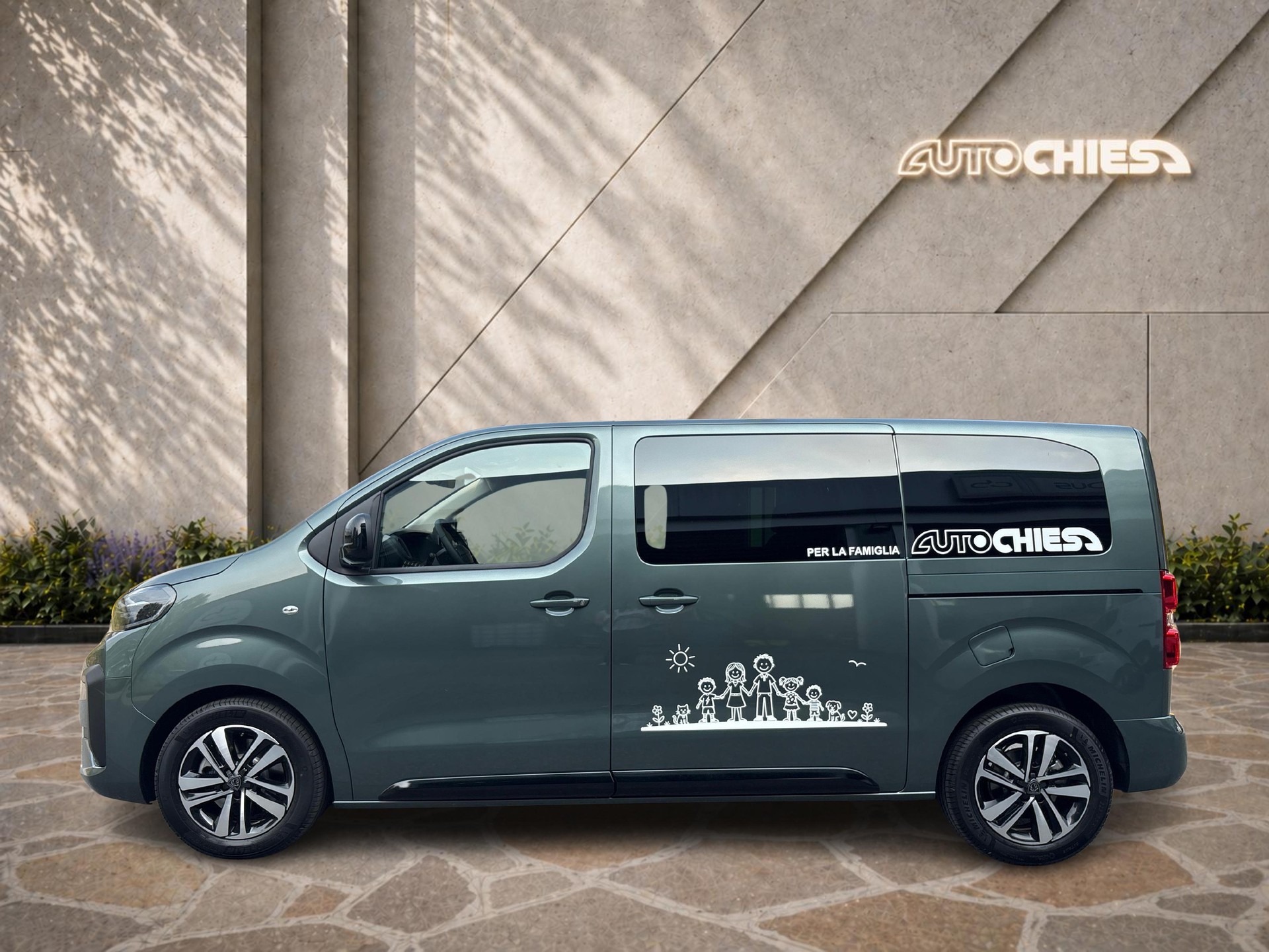 PEUGEOT Traveller Standard 2.2 BlueHDi 180 Family Edition S/S-showroom-element-1