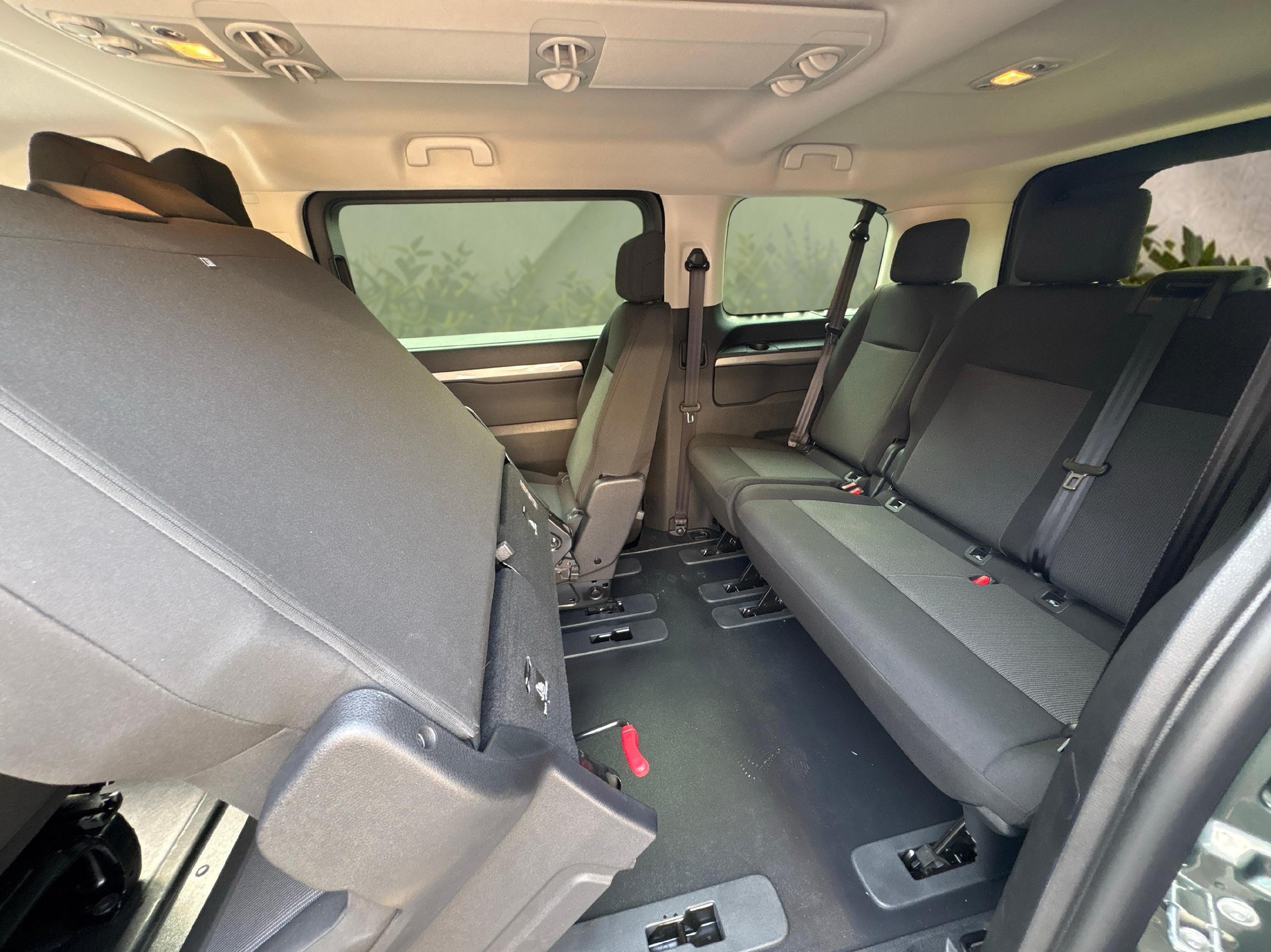 PEUGEOT Traveller Standard 2.2 BlueHDi 180 Family Edition S/S-image-13
