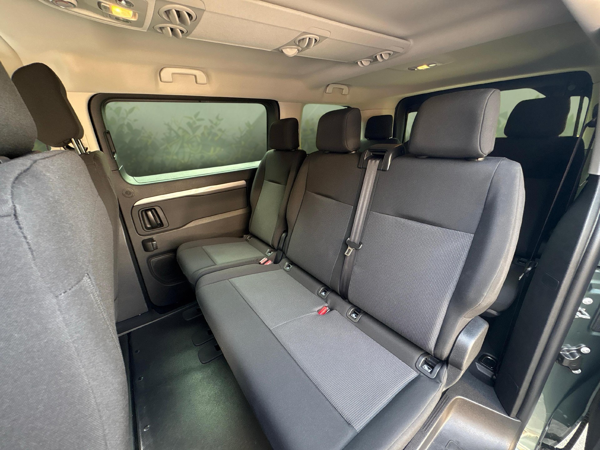 PEUGEOT Traveller Standard 2.2 BlueHDi 180 Family Edition S/S-image-10