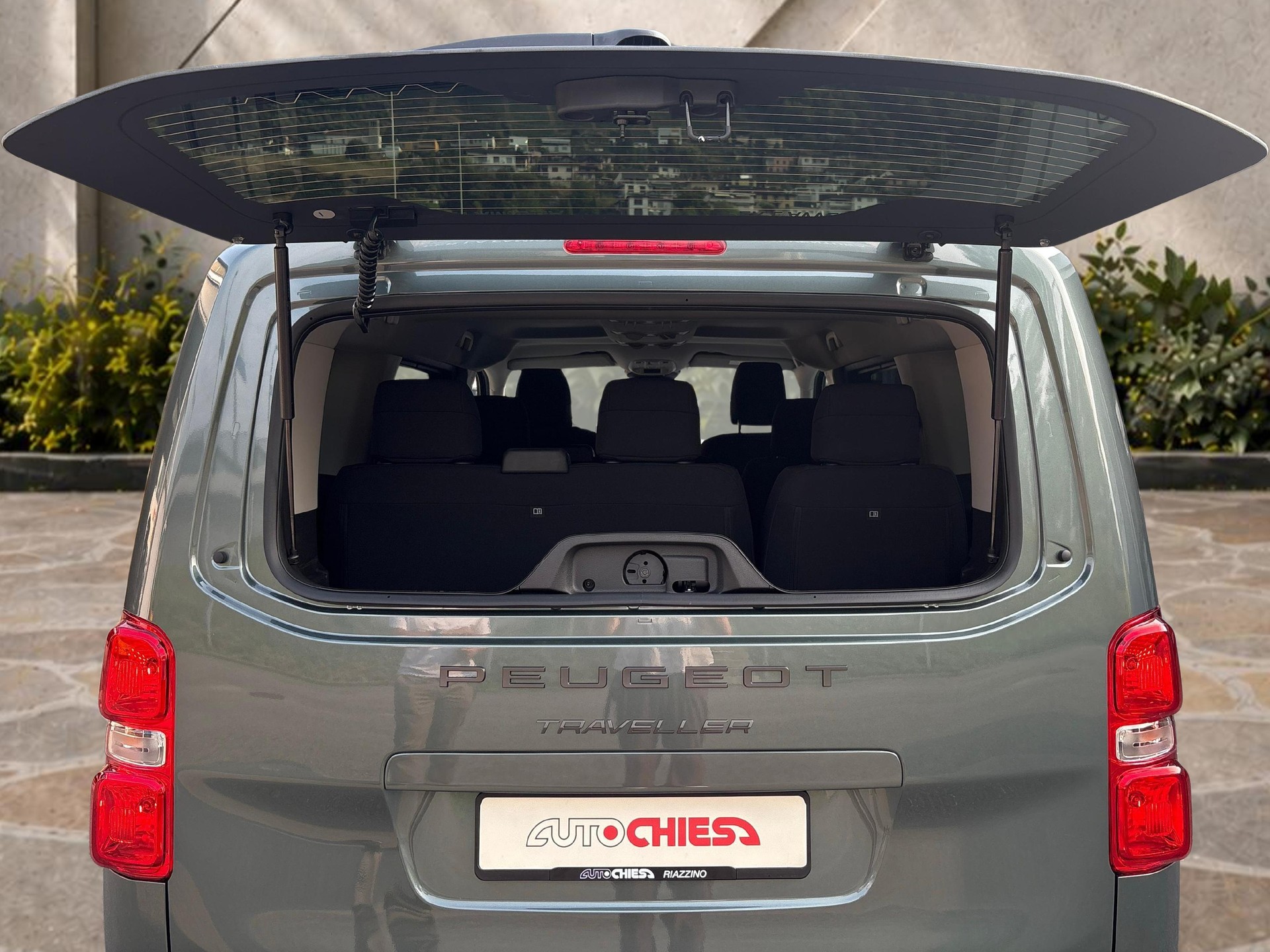 PEUGEOT Traveller Standard 2.2 BlueHDi 180 Family Edition S/S-image-12