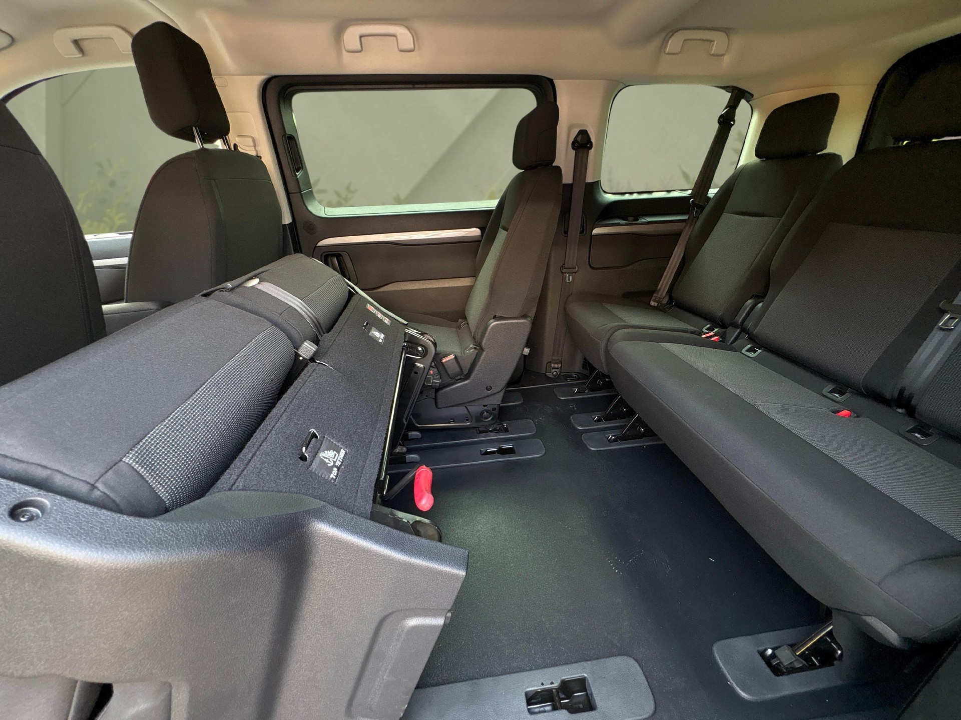 PEUGEOT Traveller Standard 2.2 BlueHDi 180 Family Edition S/S-image-14