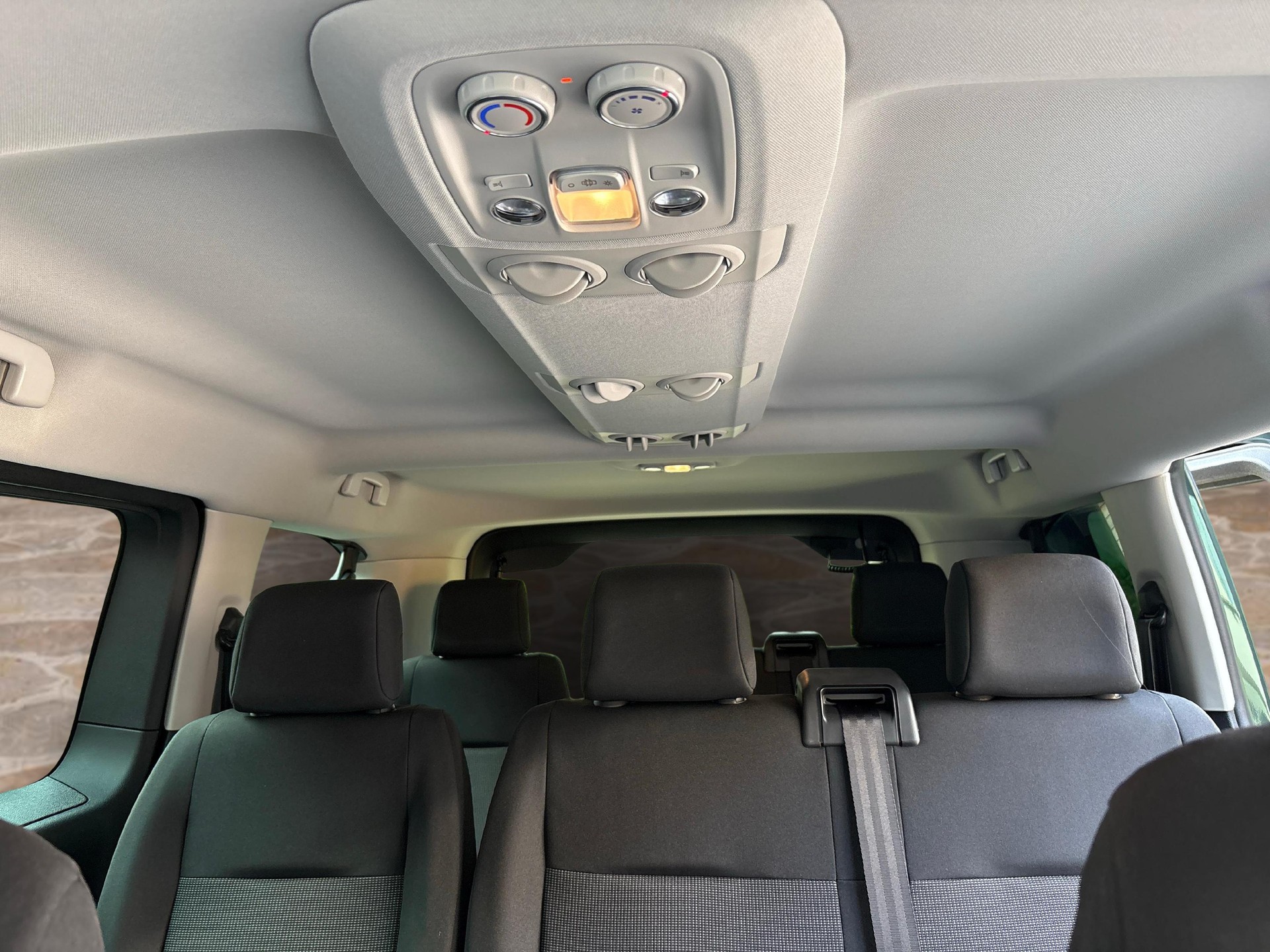 PEUGEOT Traveller Standard 2.2 BlueHDi 180 Family Edition S/S-image-15
