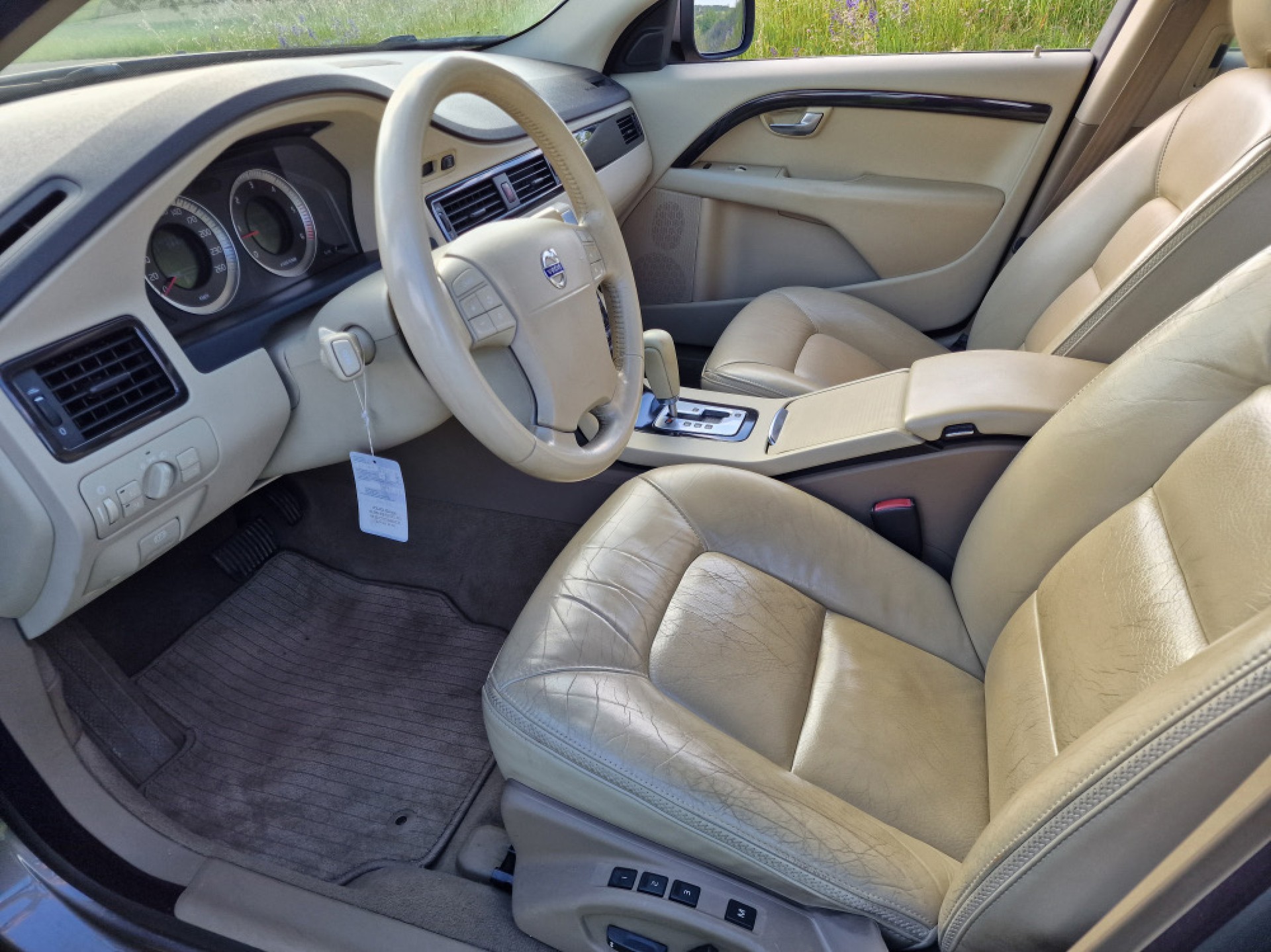 VOLVO 2.4 D5 Momentum AWD-image-15
