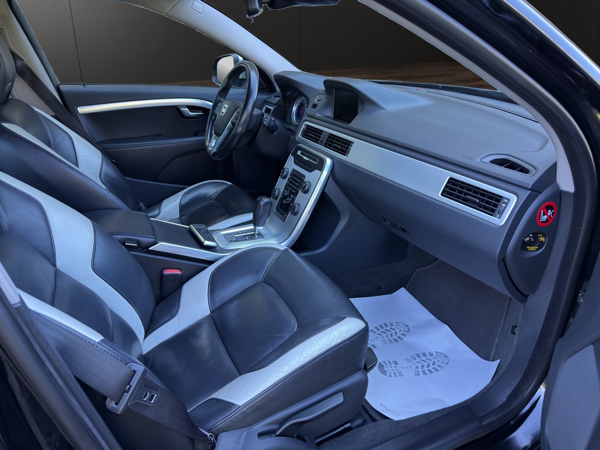 VOLVO V70 D3 R-Design Edition Geartronic-image-11