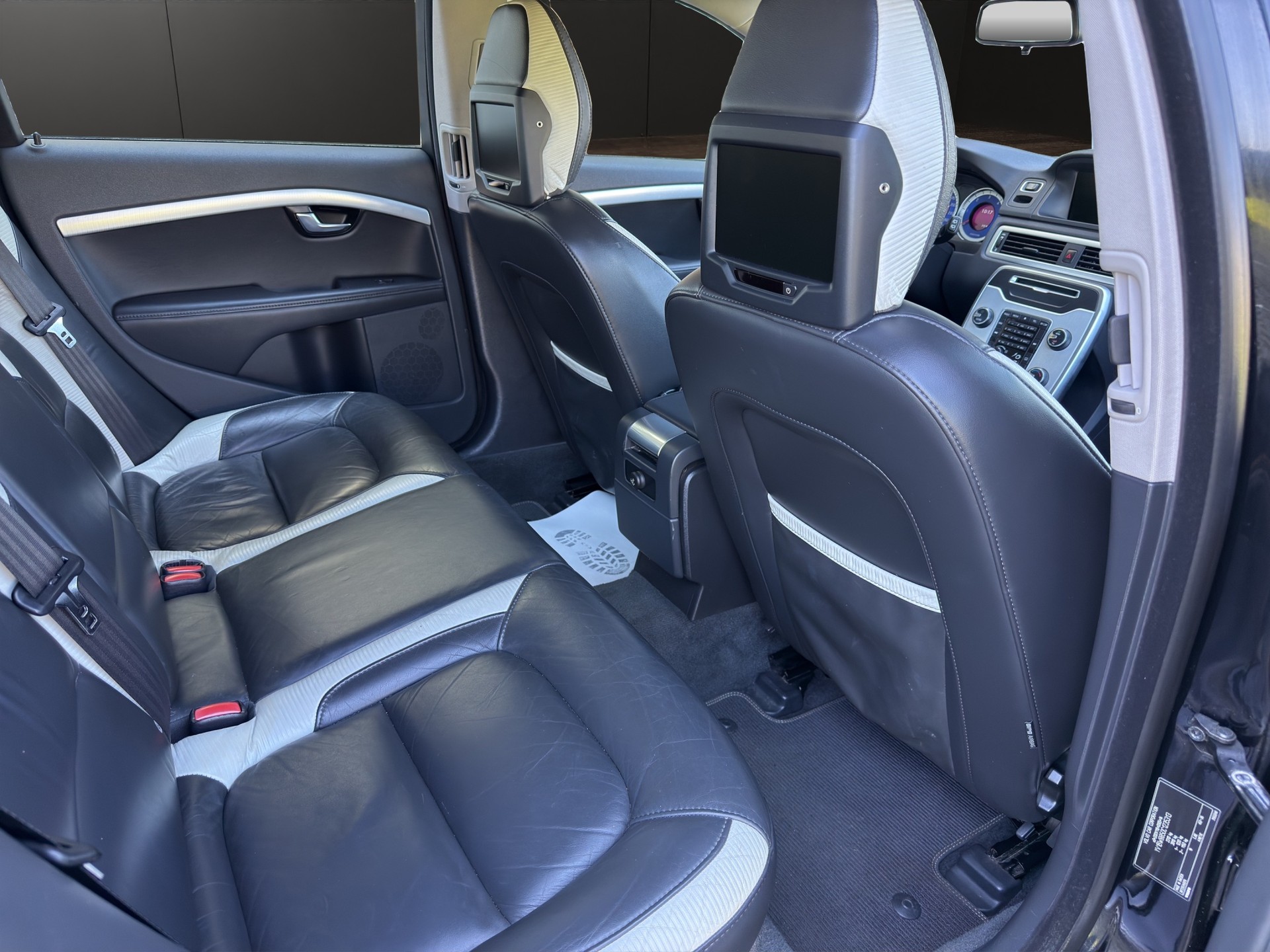 VOLVO V70 D3 R-Design Edition Geartronic-image-12
