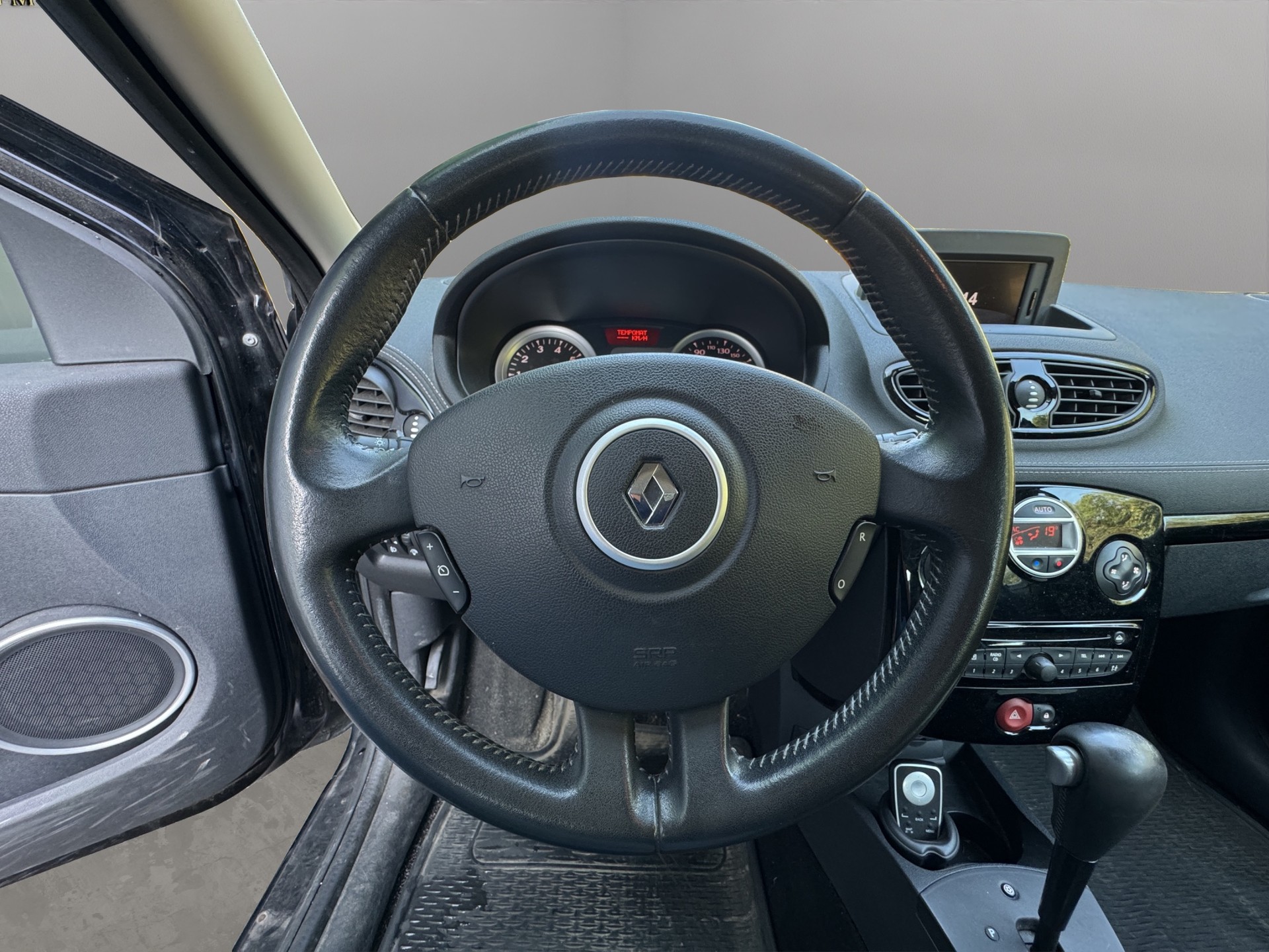 RENAULT Clio Grandtour 1.6 16V Night&Day Automatic-image-8