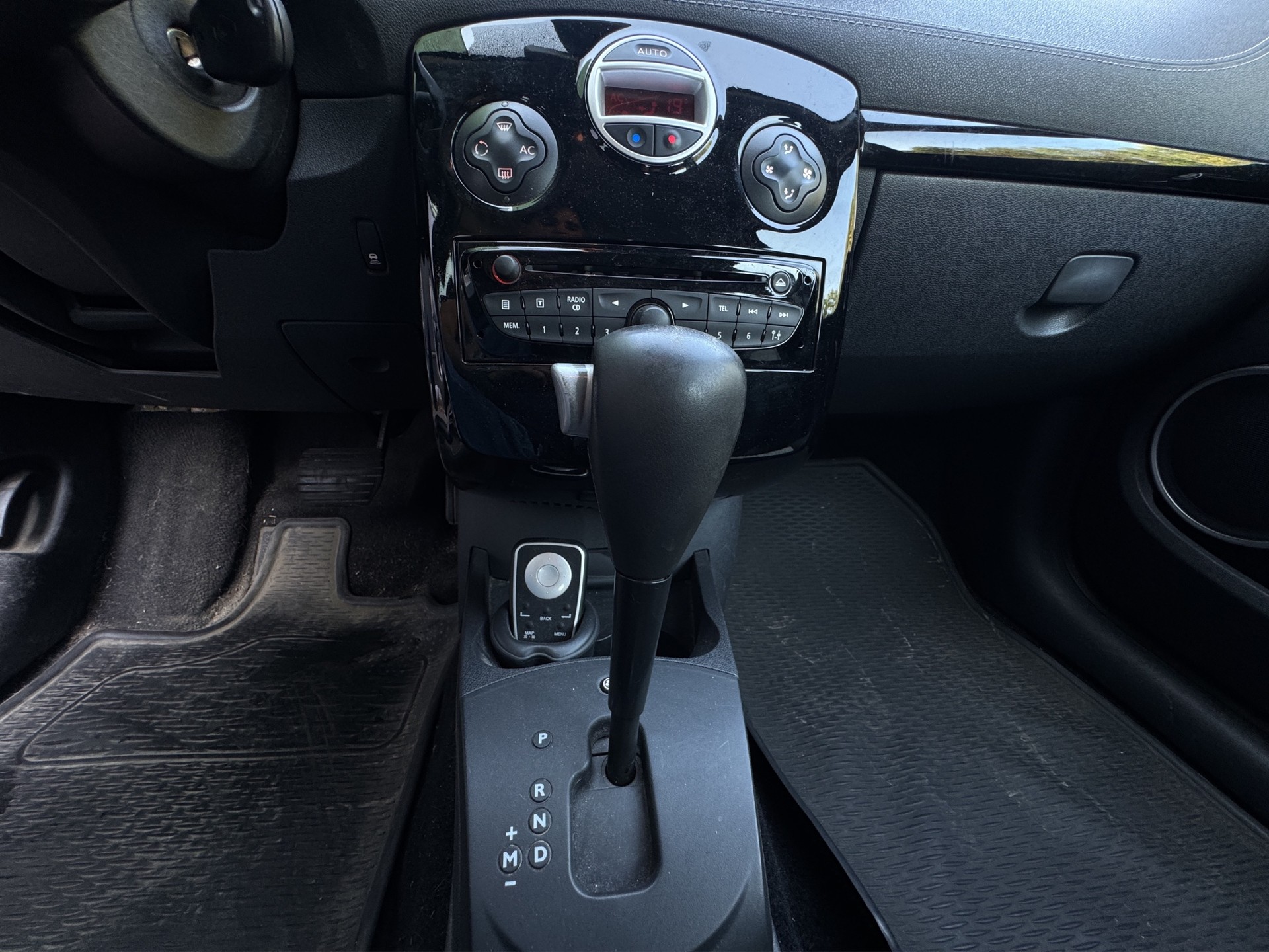 RENAULT Clio Grandtour 1.6 16V Night&Day Automatic-image-11