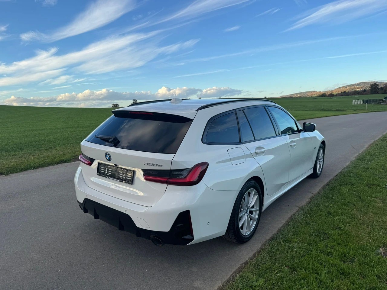 BMW 330e Touring Steptronic M Sport Pro-image-3