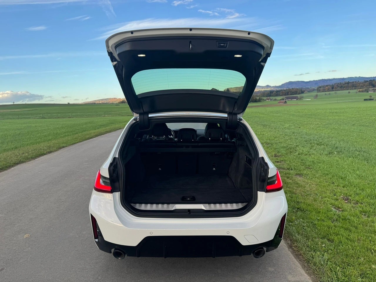 BMW 330e Touring Steptronic M Sport Pro-image-4