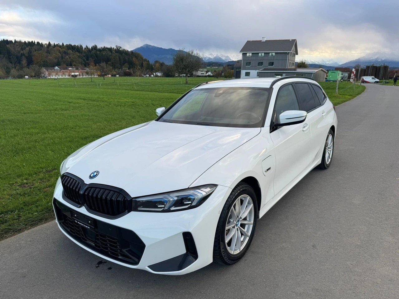 BMW 330e Touring Steptronic M Sport Pro-image-0