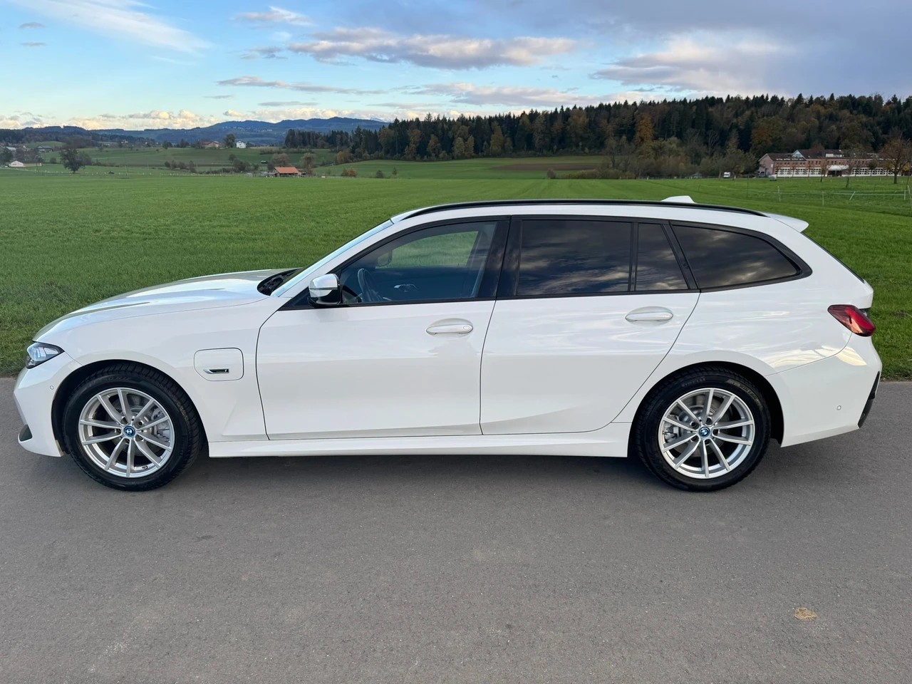 BMW 330e Touring Steptronic M Sport Pro-image-5