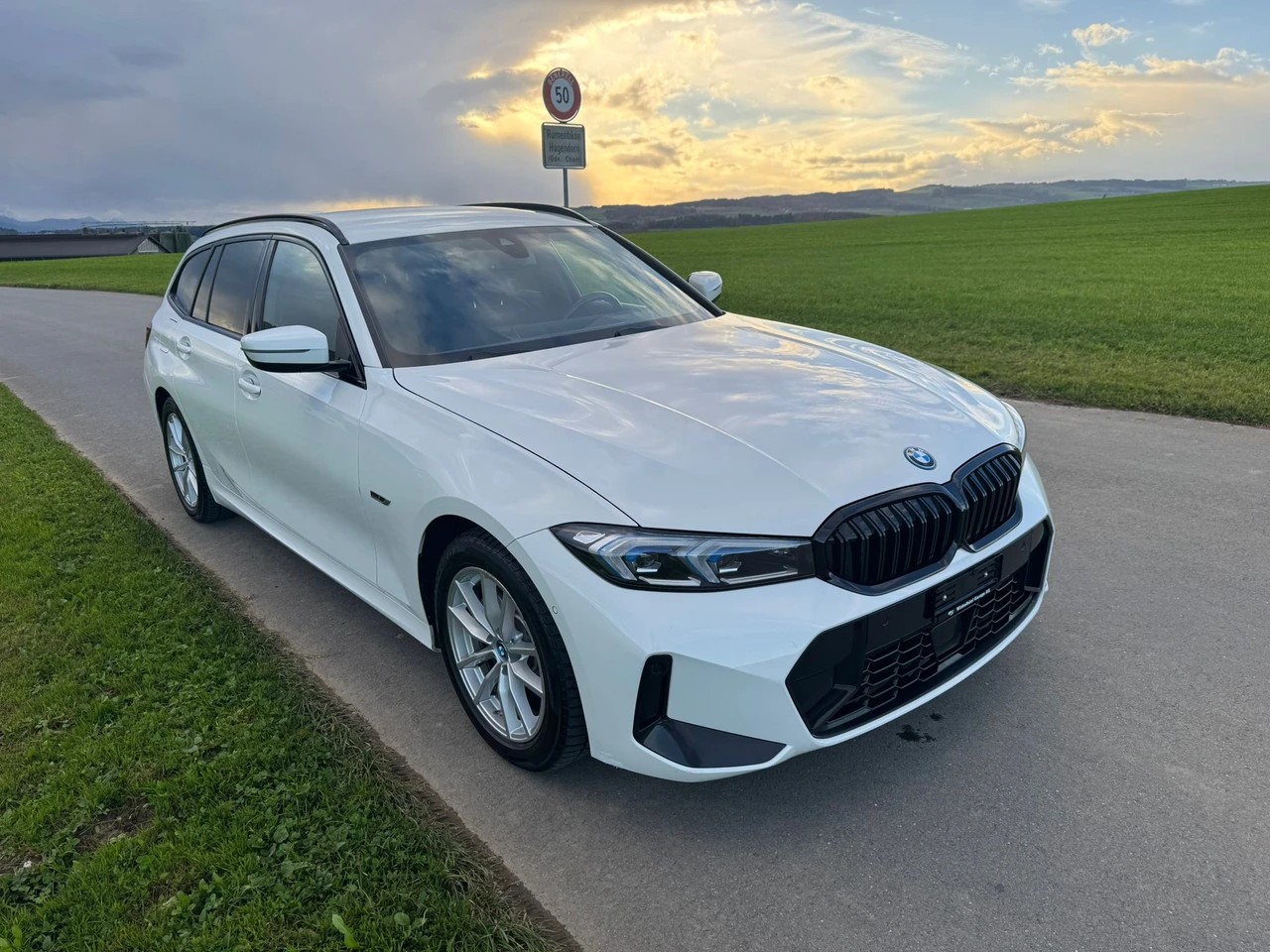 BMW 330e Touring Steptronic M Sport Pro-image-1