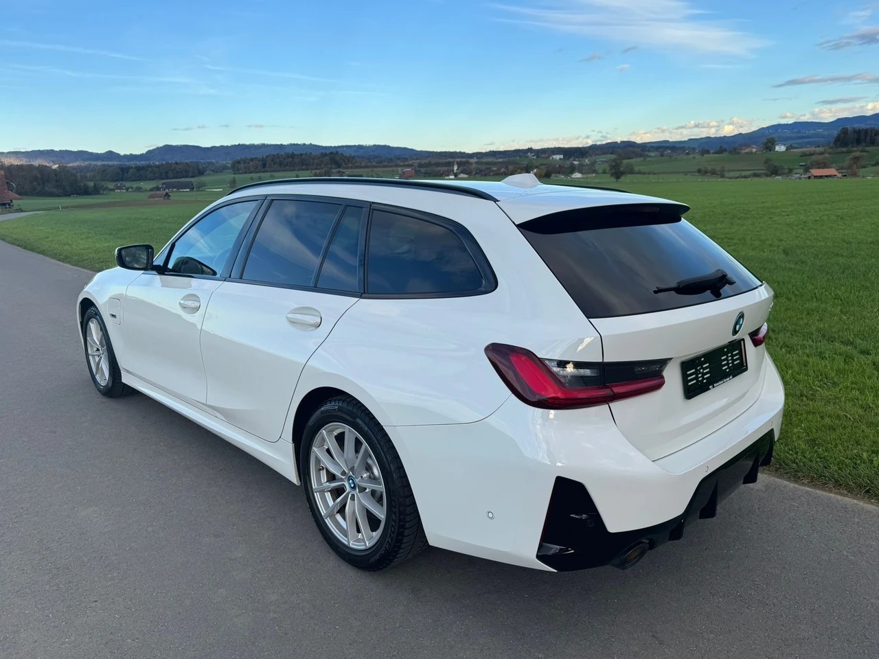BMW 330e Touring Steptronic M Sport Pro-image-2