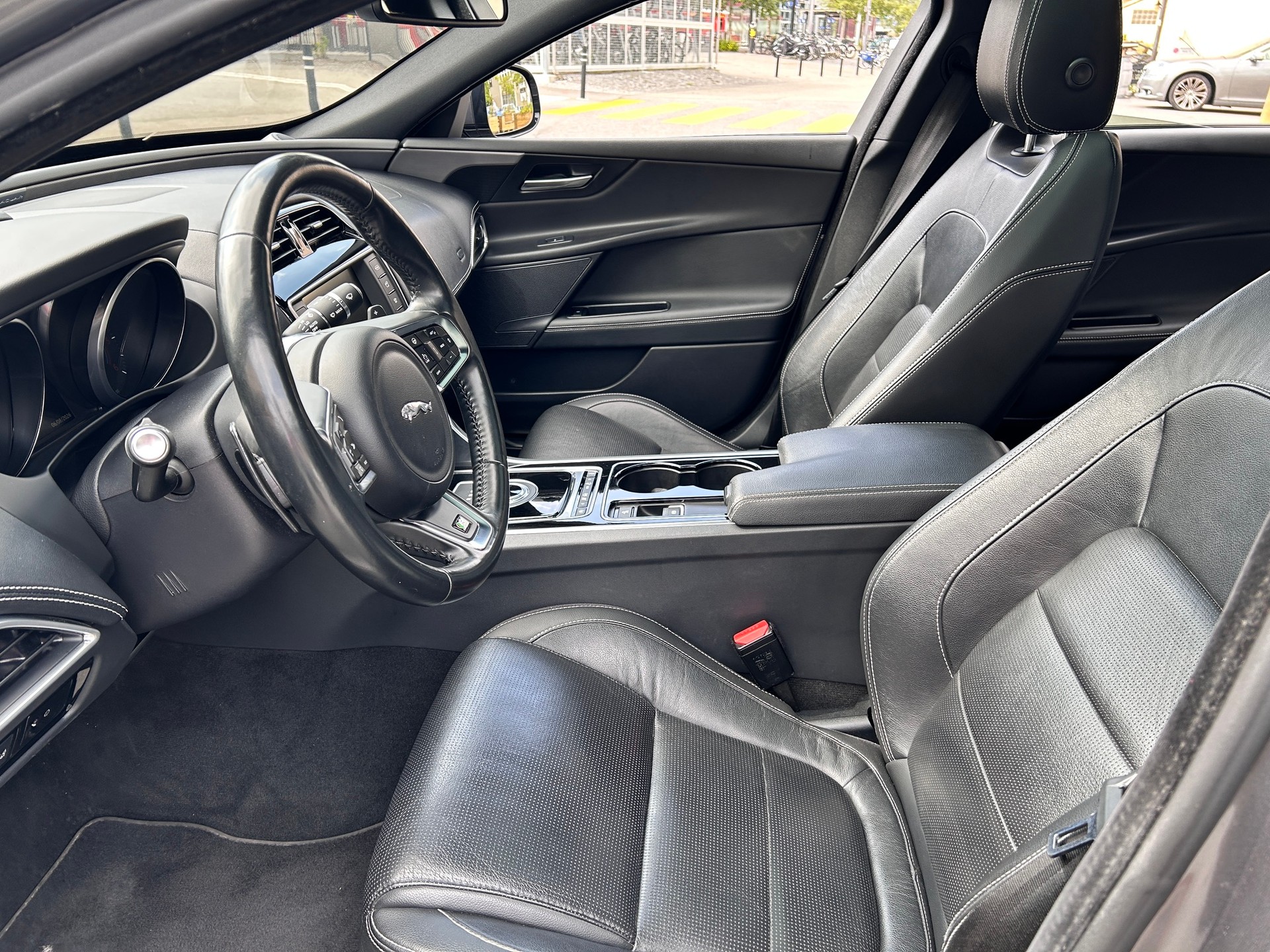 JAGUAR HSE AWD-image-8