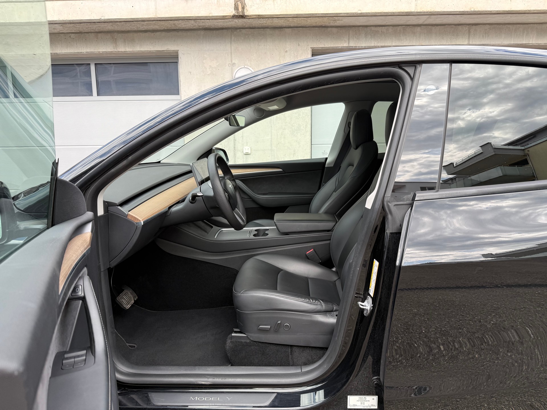 TESLA Model Y Long Range-image-10