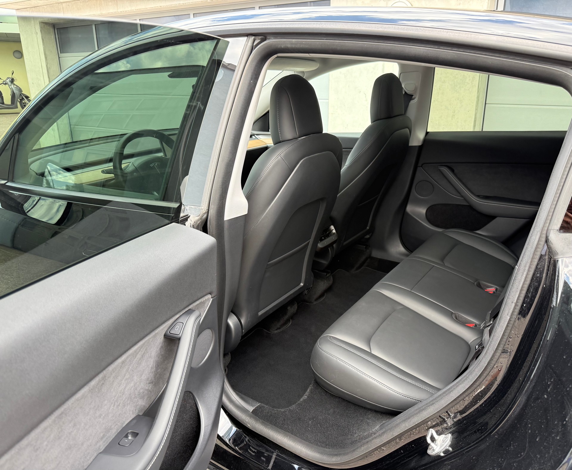 TESLA Model Y Long Range-image-24