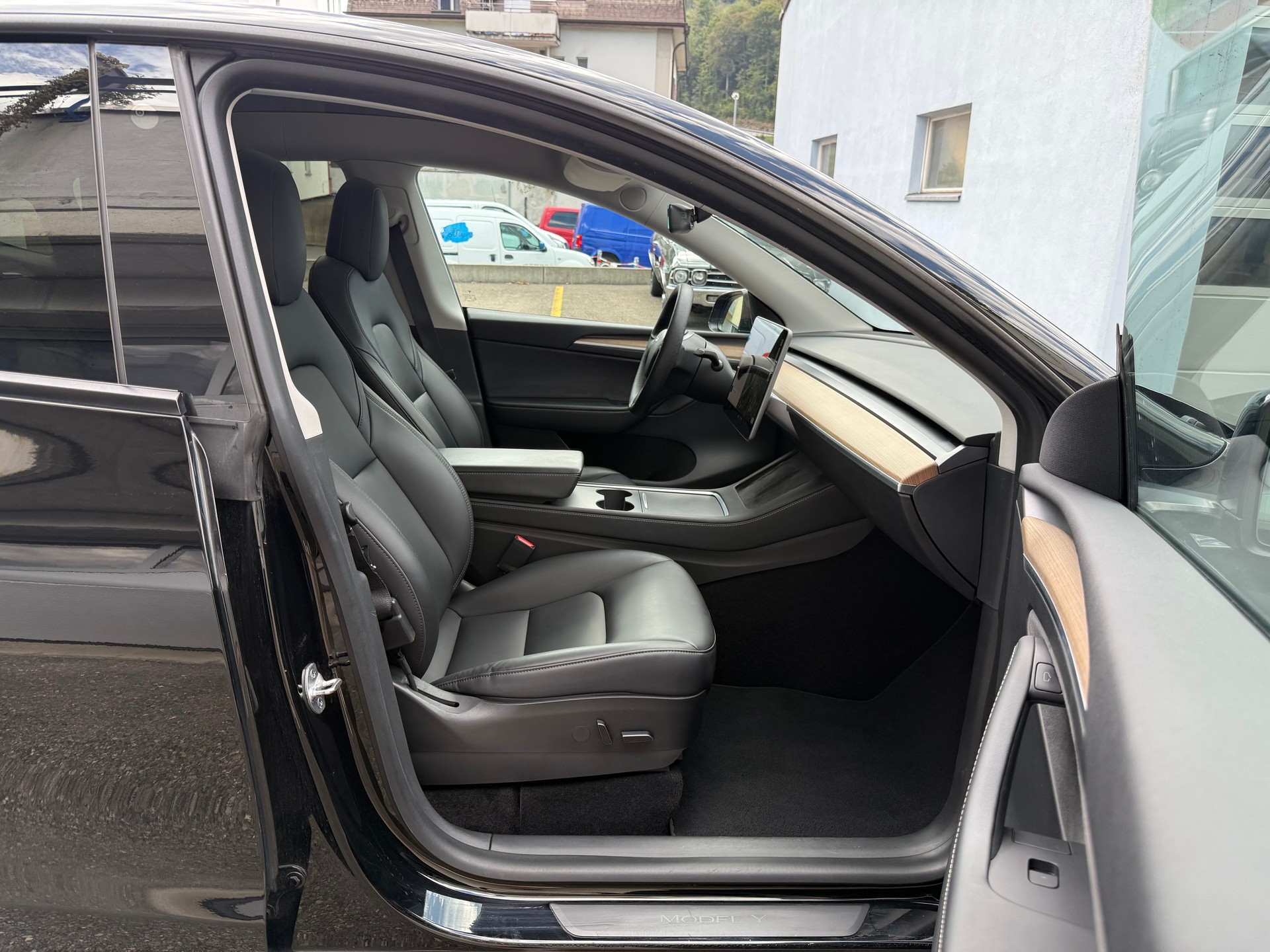 TESLA Model Y Long Range-image-12