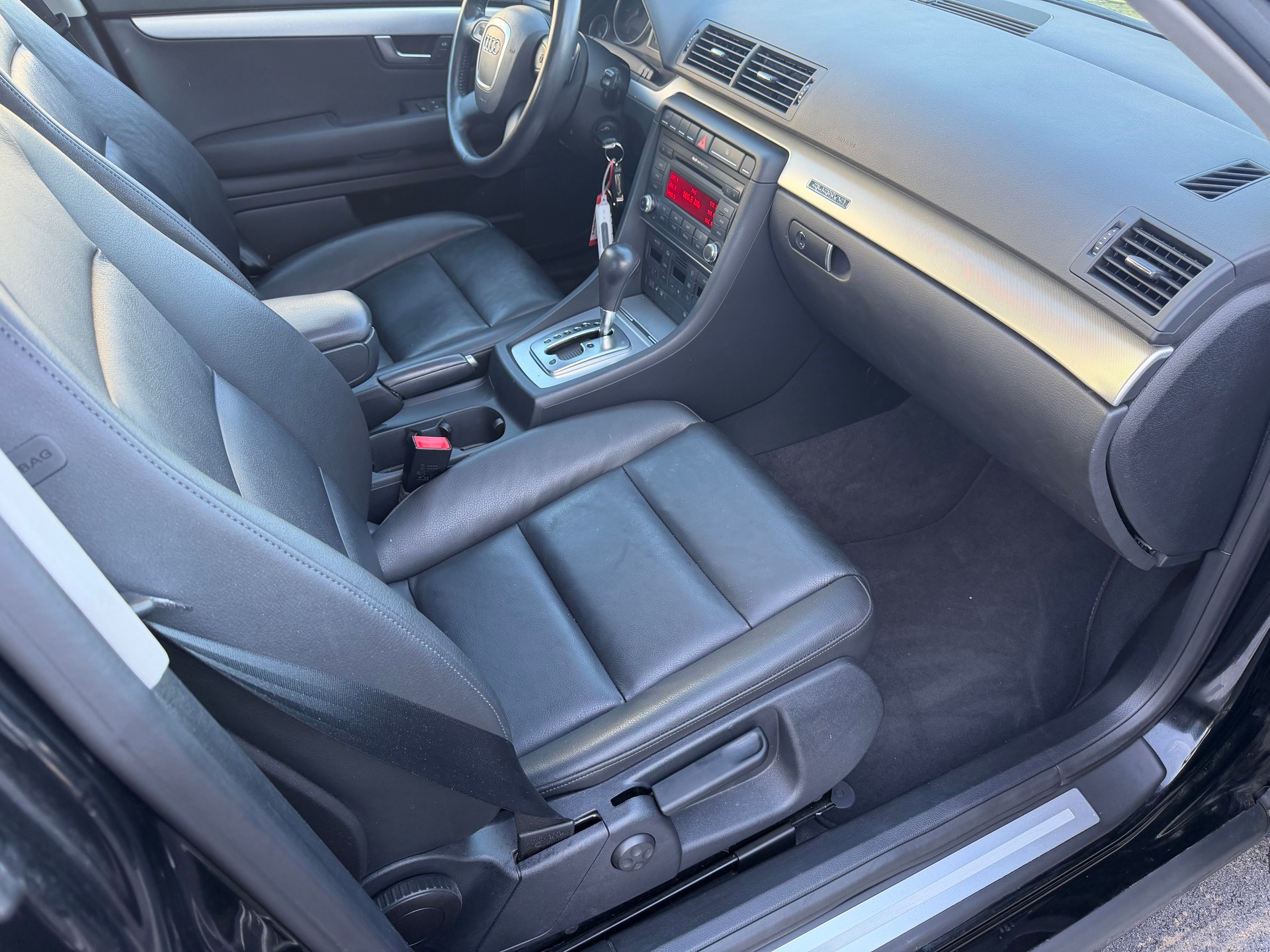 AUDI A4 Limousine 2.0 Turbo FSI quattro-image-13