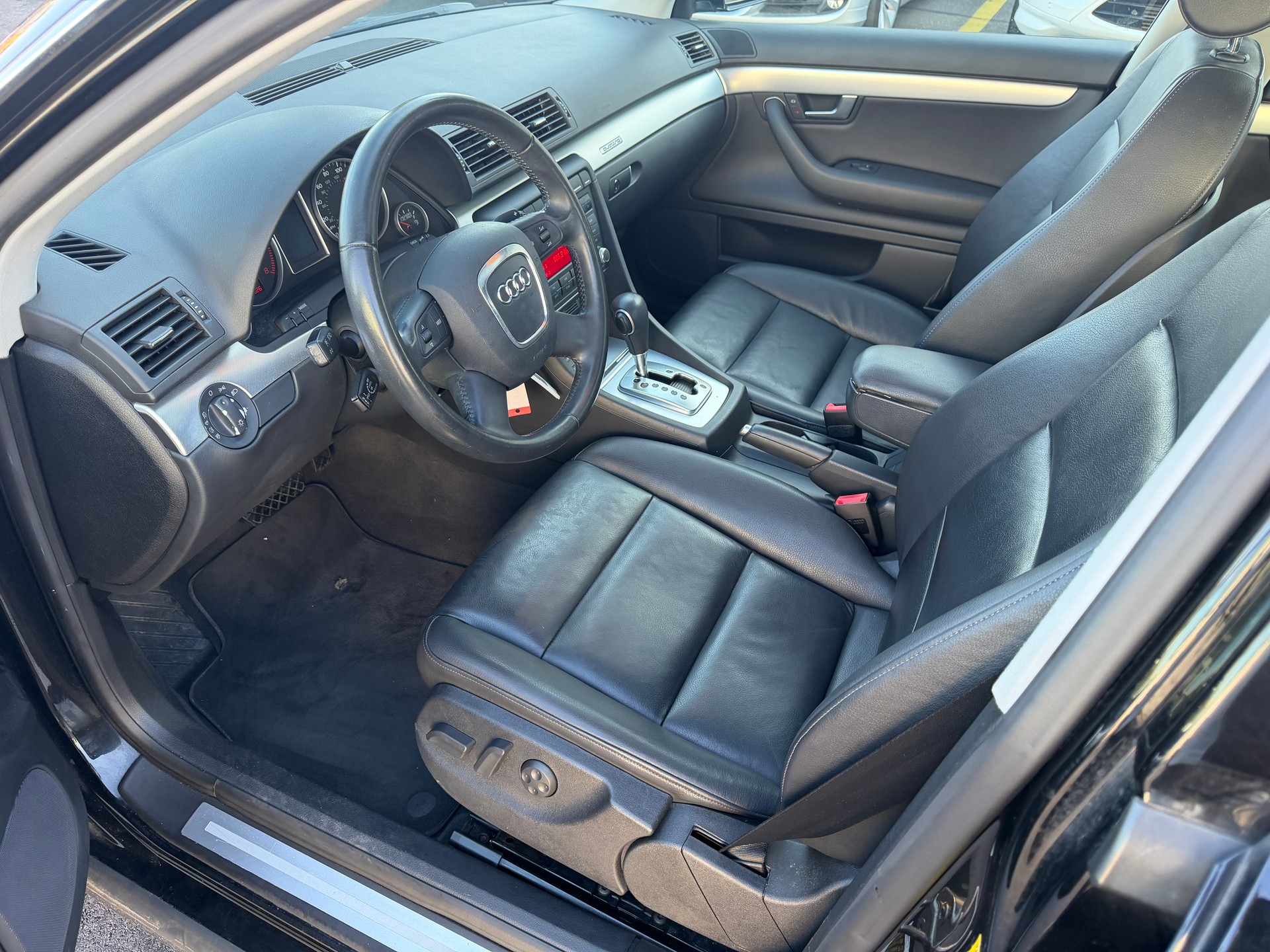 AUDI A4 Limousine 2.0 Turbo FSI quattro-image-7