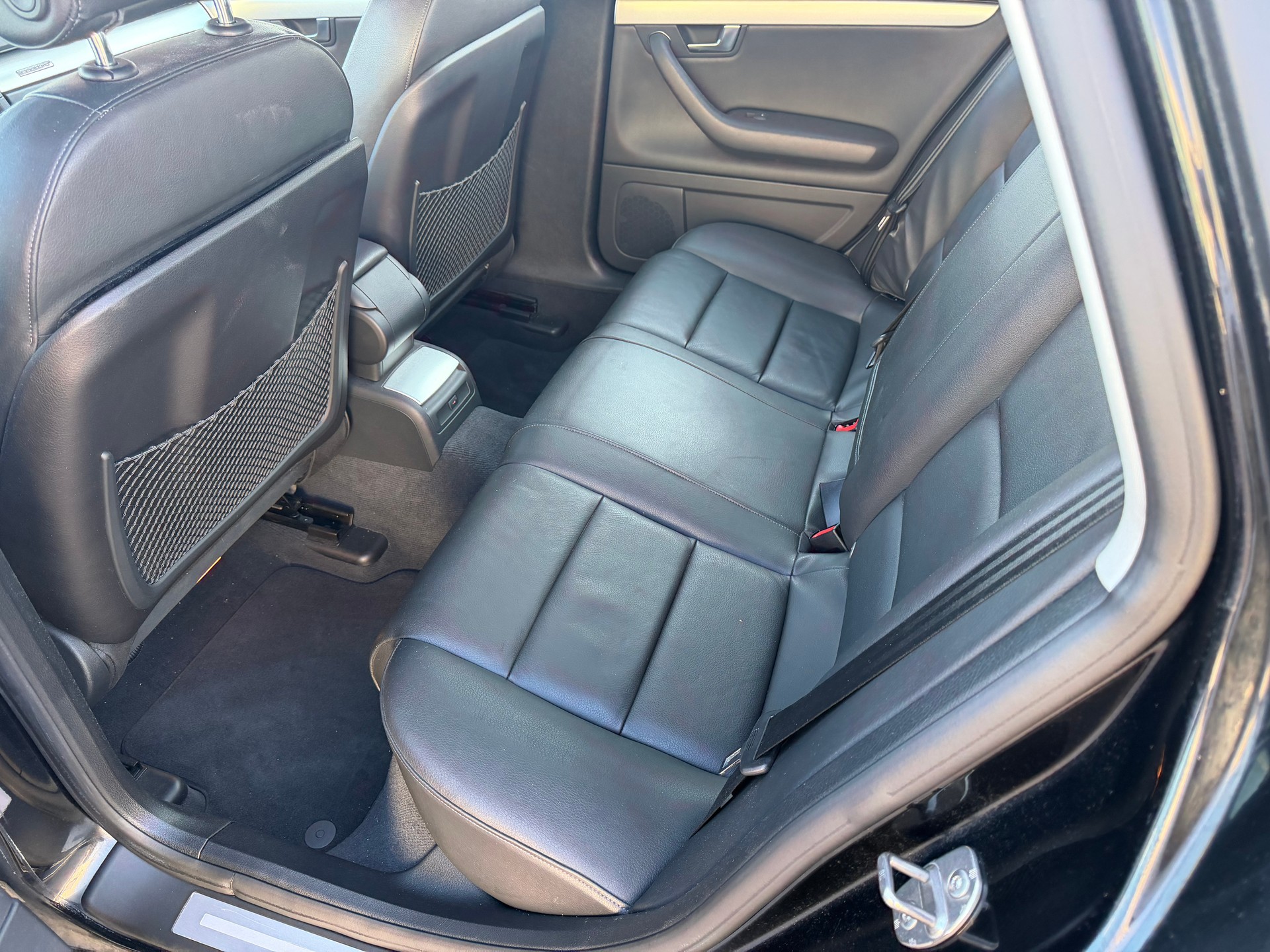 AUDI A4 Limousine 2.0 Turbo FSI quattro-image-8