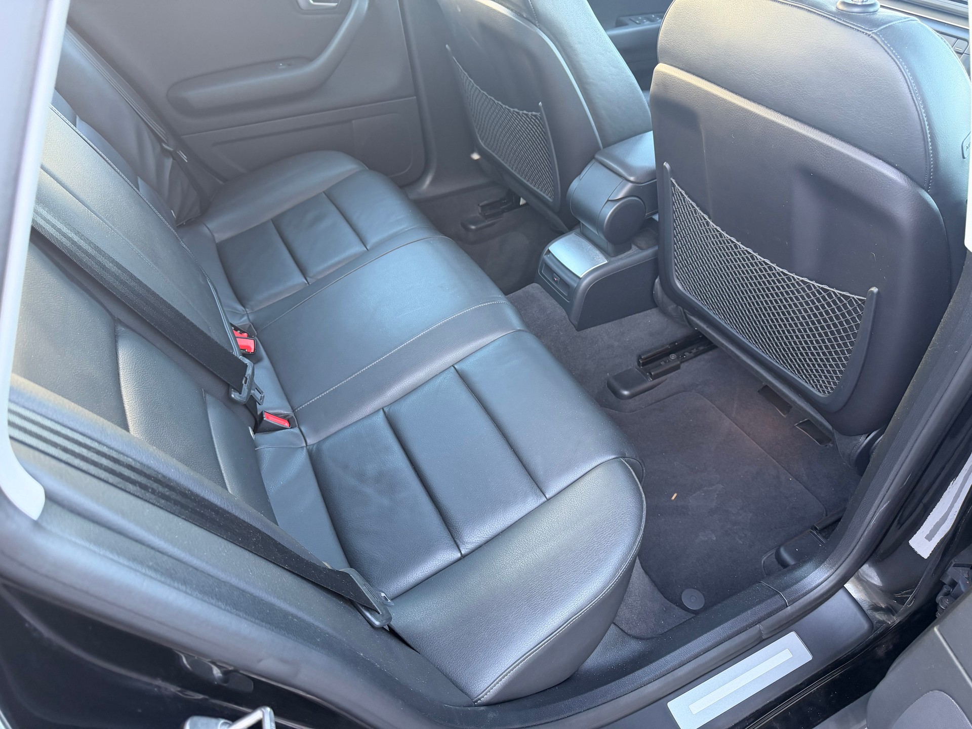 AUDI A4 Limousine 2.0 Turbo FSI quattro-image-12