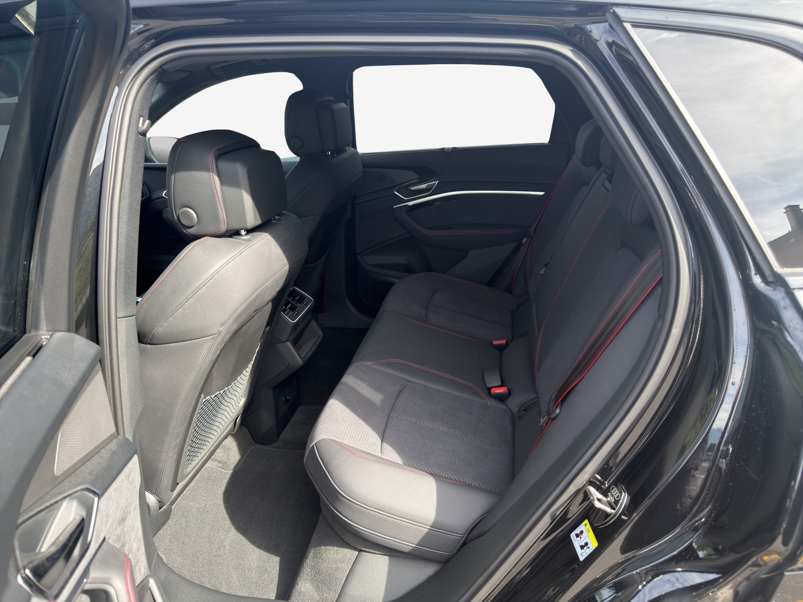 AUDI Q8 55 e-tron Black Edition quattro-image-12