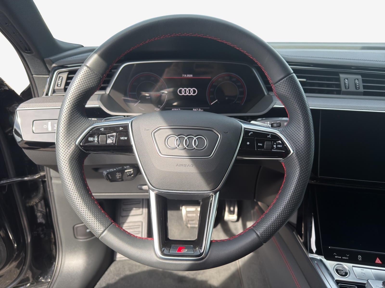AUDI Q8 55 e-tron Black Edition quattro-image-10
