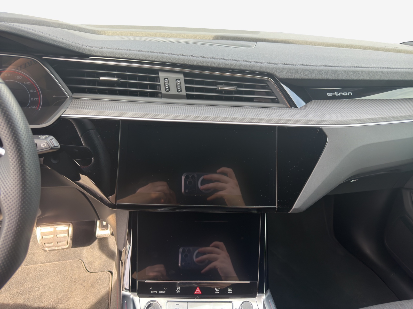 AUDI Q8 55 e-tron Black Edition quattro-image-11
