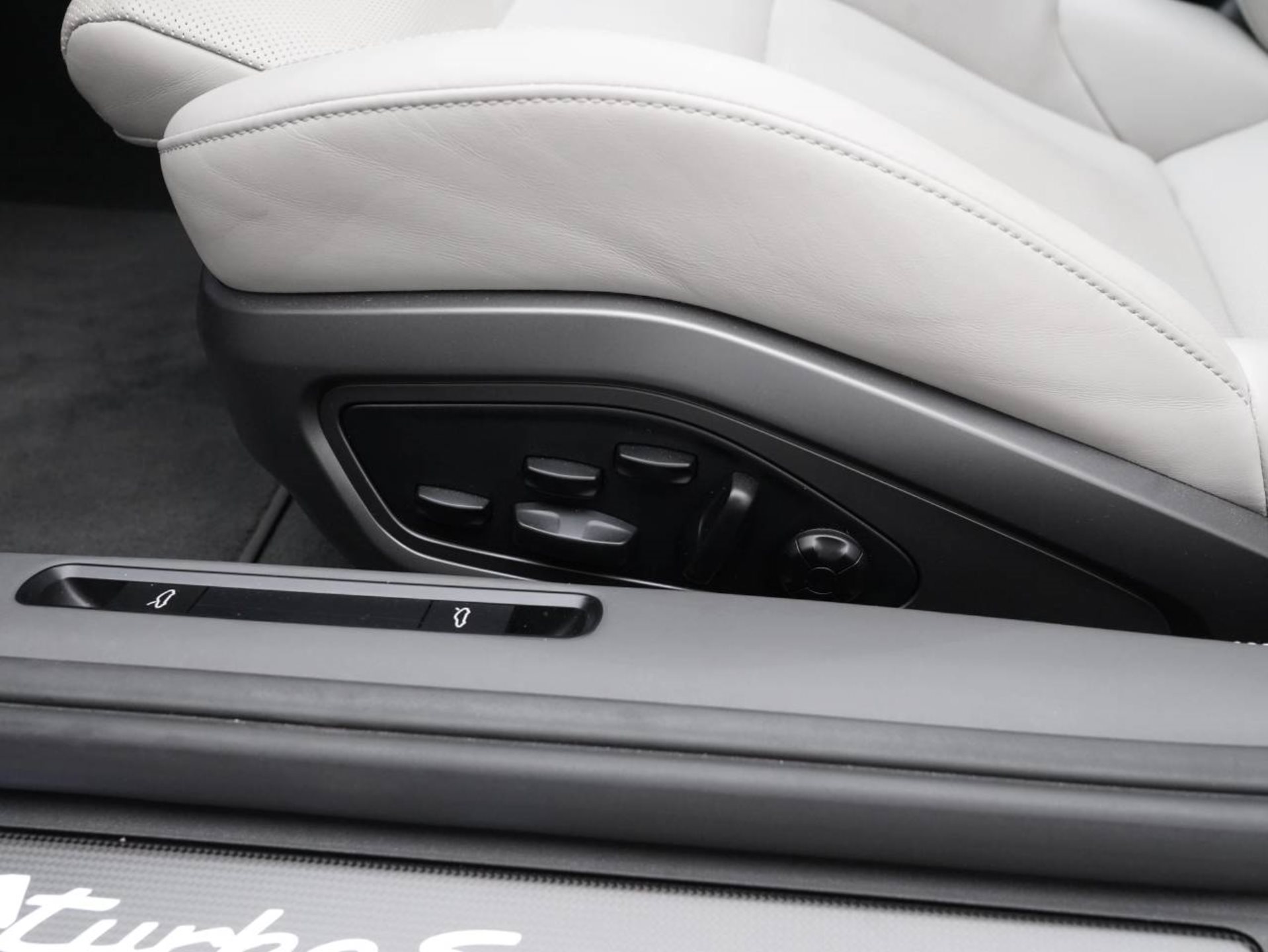 PORSCHE 911 Turbo S-image-21