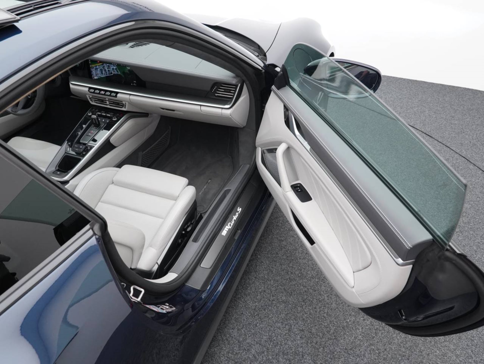 PORSCHE 911 Turbo S-image-22