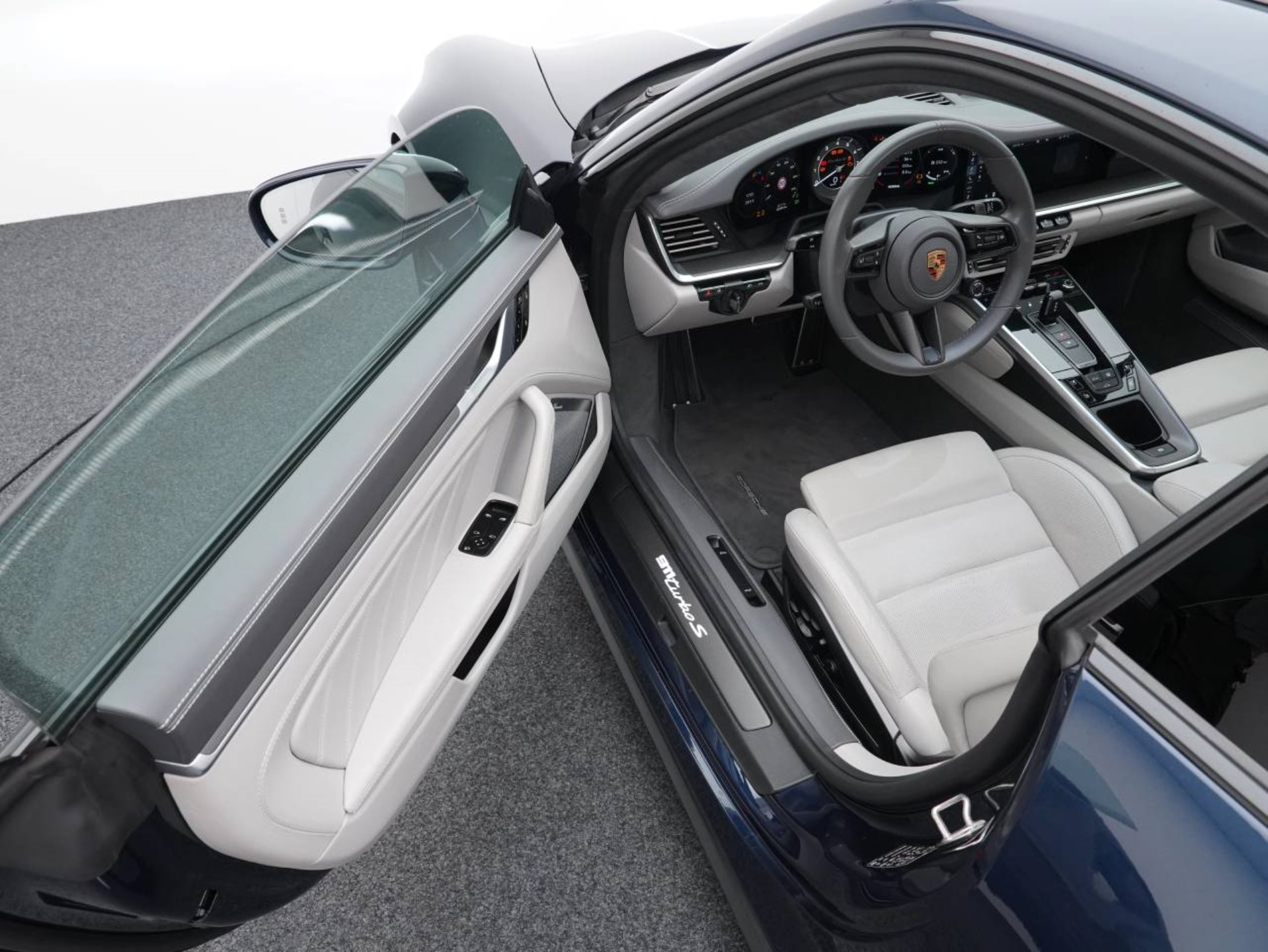 PORSCHE 911 Turbo S-image-3