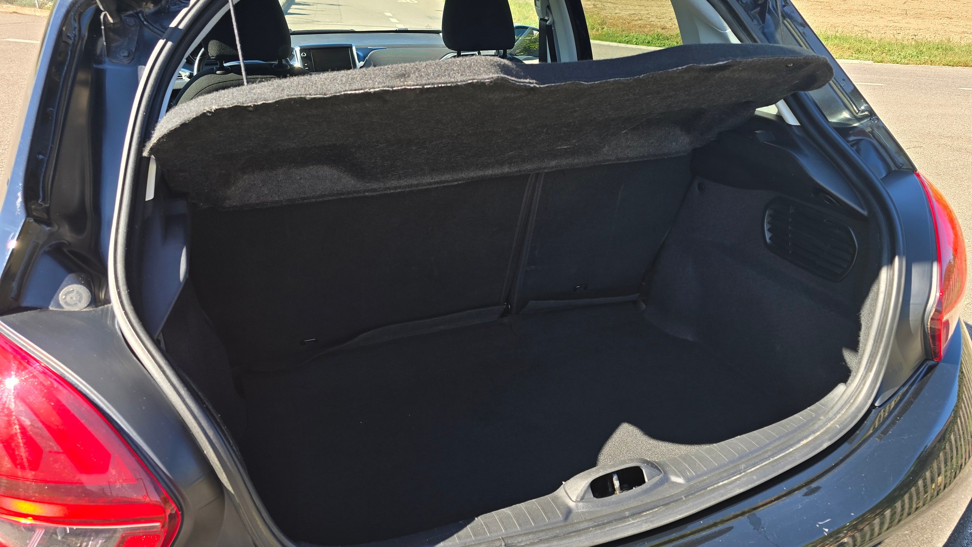 PEUGEOT 208 1.2 PureTech Style-image-18
