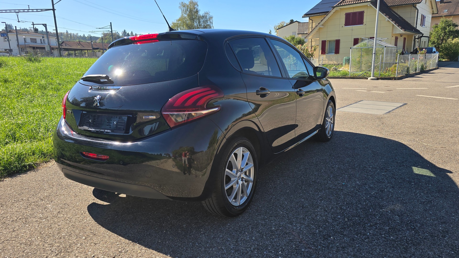 PEUGEOT 208 1.2 PureTech Style-image-12
