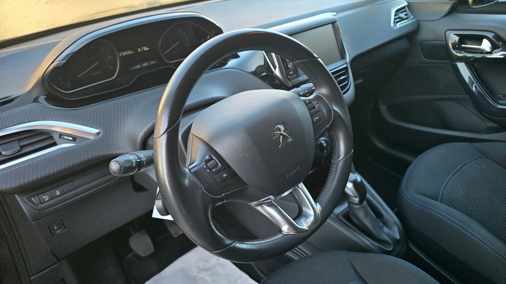 PEUGEOT 208 1.2 PureTech Style-image-3