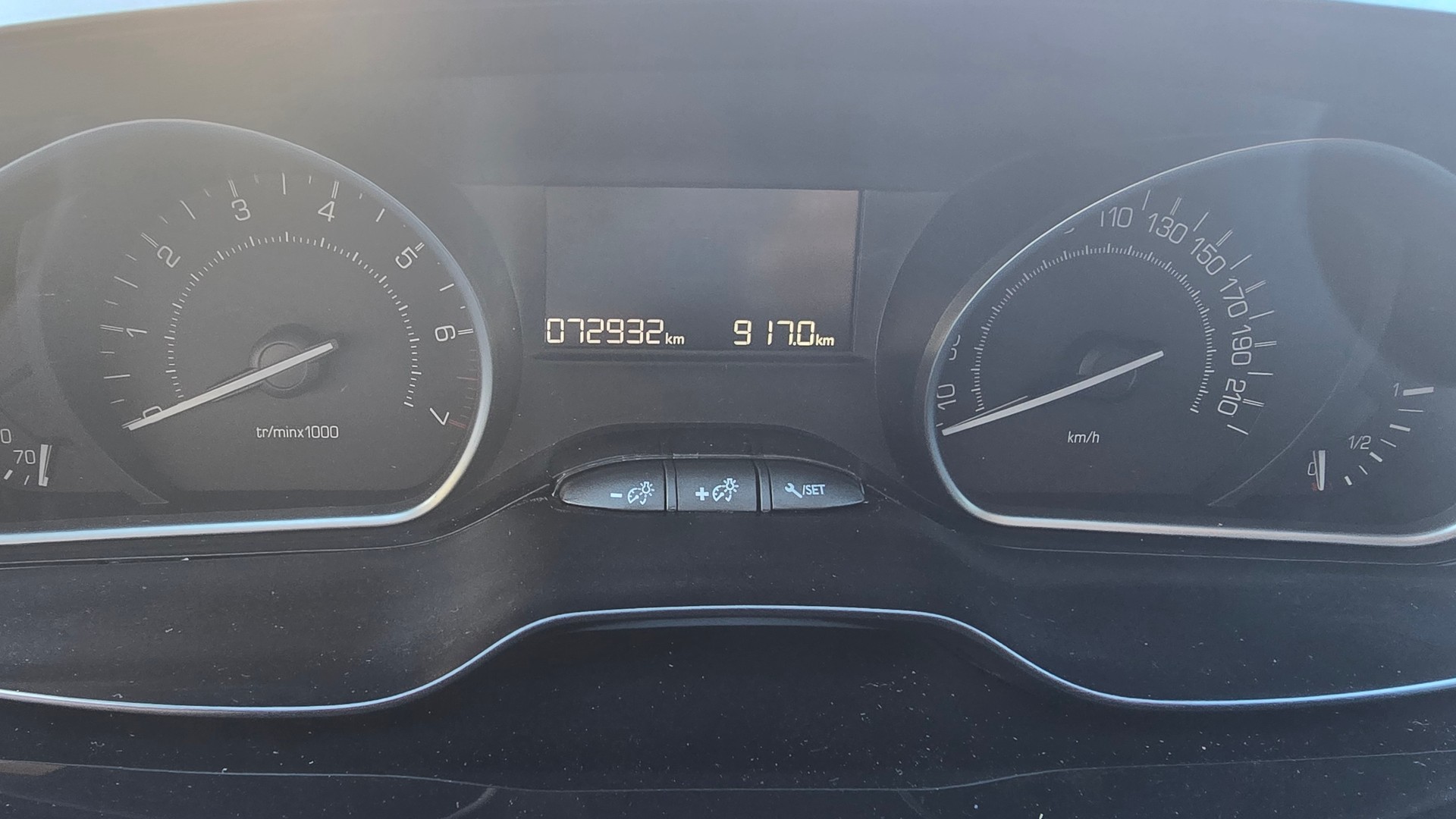 PEUGEOT 208 1.2 PureTech Style-image-21